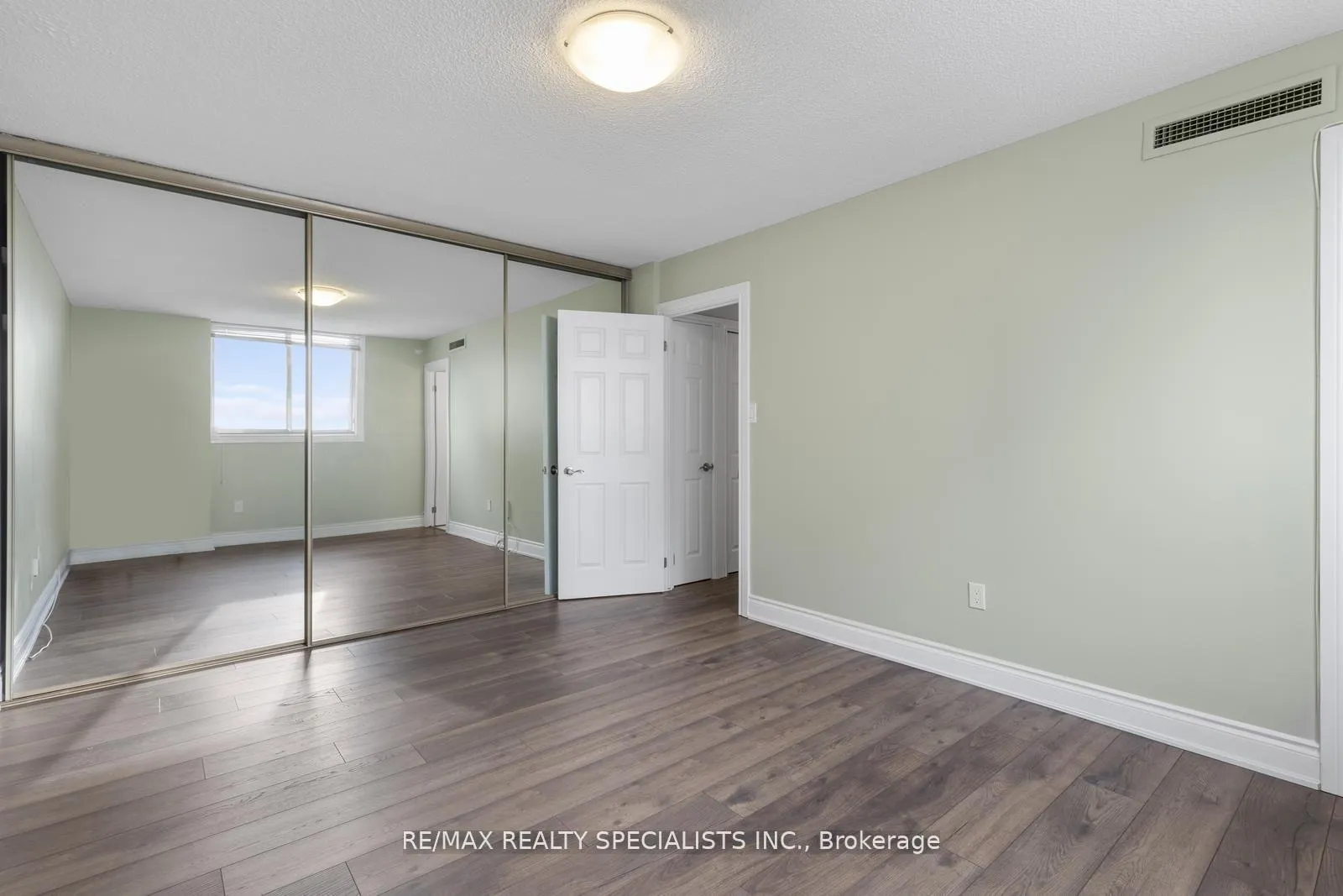 Photo 22 of Unit 803, 820 Burnhamthorpe Road, Etobicoke, Markland Wood — HOMEH