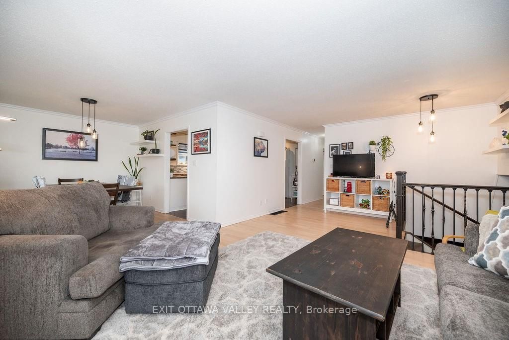 Photo 5 of 37 Thomas Street, Deep River — HOMEH