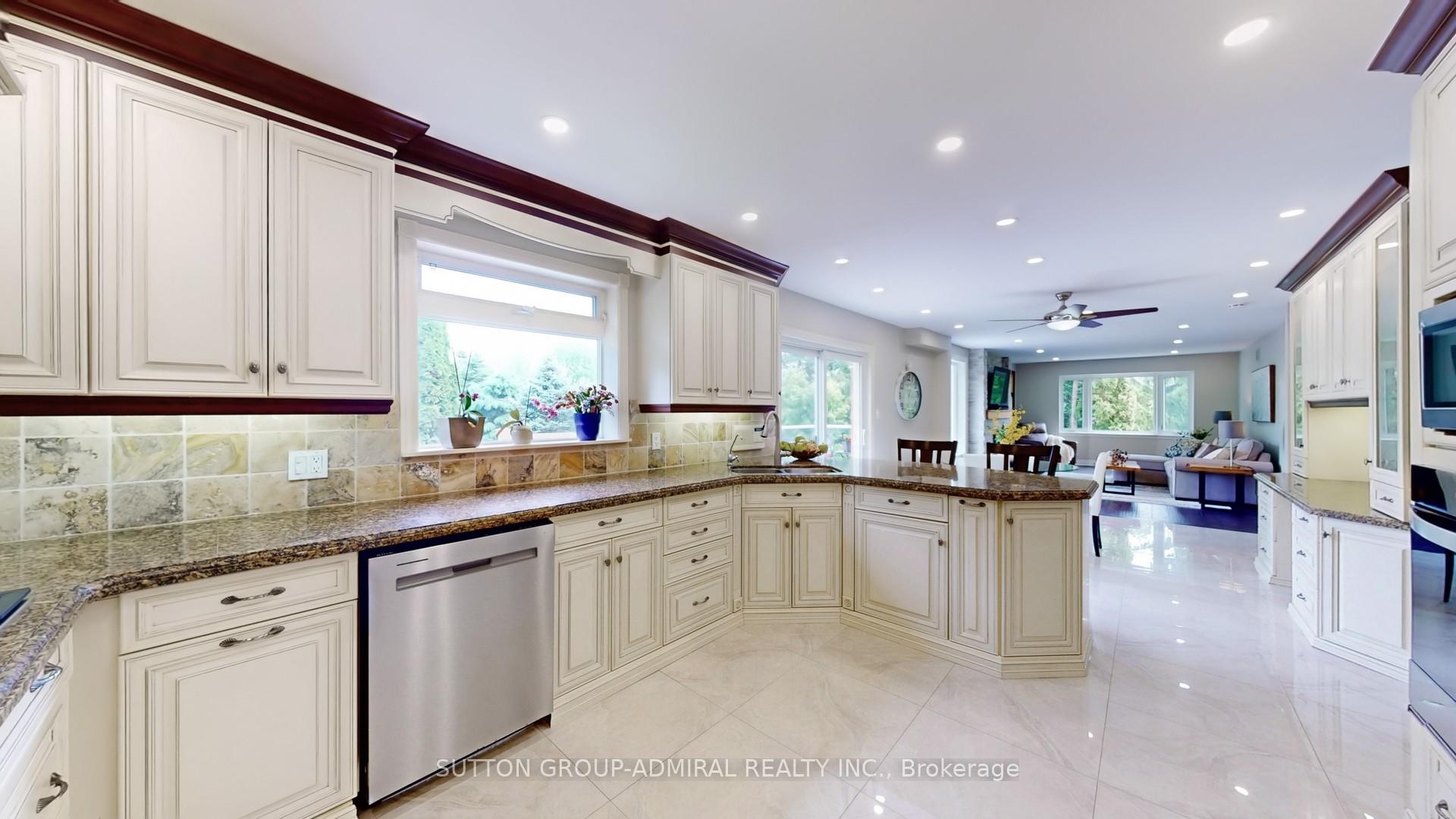 Photo 3 of 10 Walton Drive, Caledon, Palgrave — HOMEH