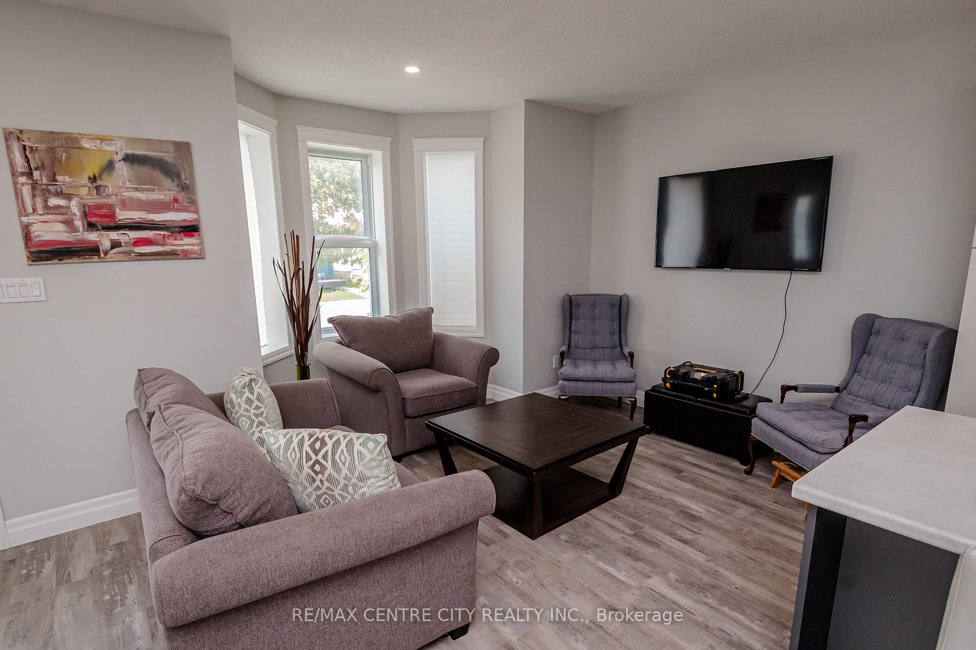 Photo 5 of 75 Manitoba Street, St. Thomas — HOMEH