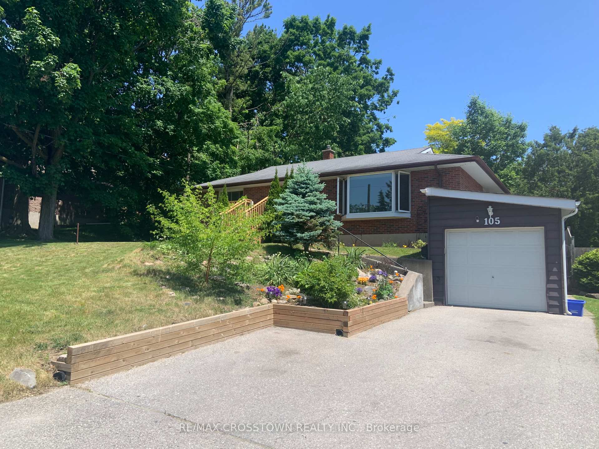 Photo 1 of 105 Eccles Street N, Barrie, Queen's Park — HOMEH