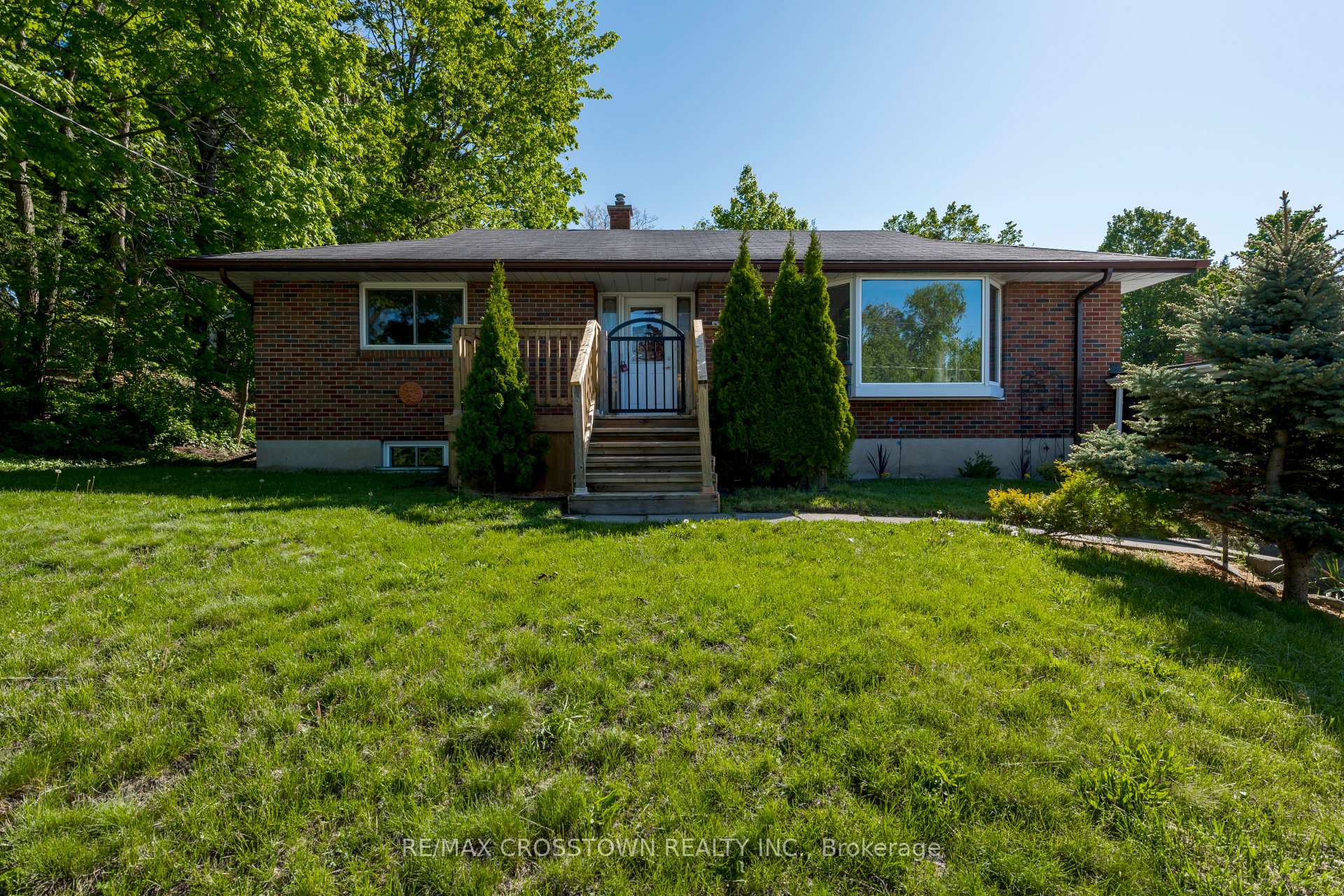Photo 3 of 105 Eccles Street N, Barrie, Queen's Park — HOMEH