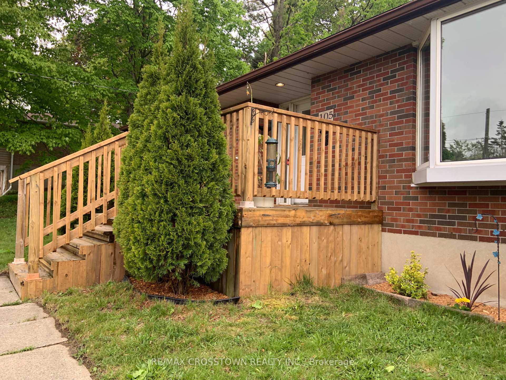 Photo 4 of 105 Eccles Street N, Barrie, Queen's Park — HOMEH