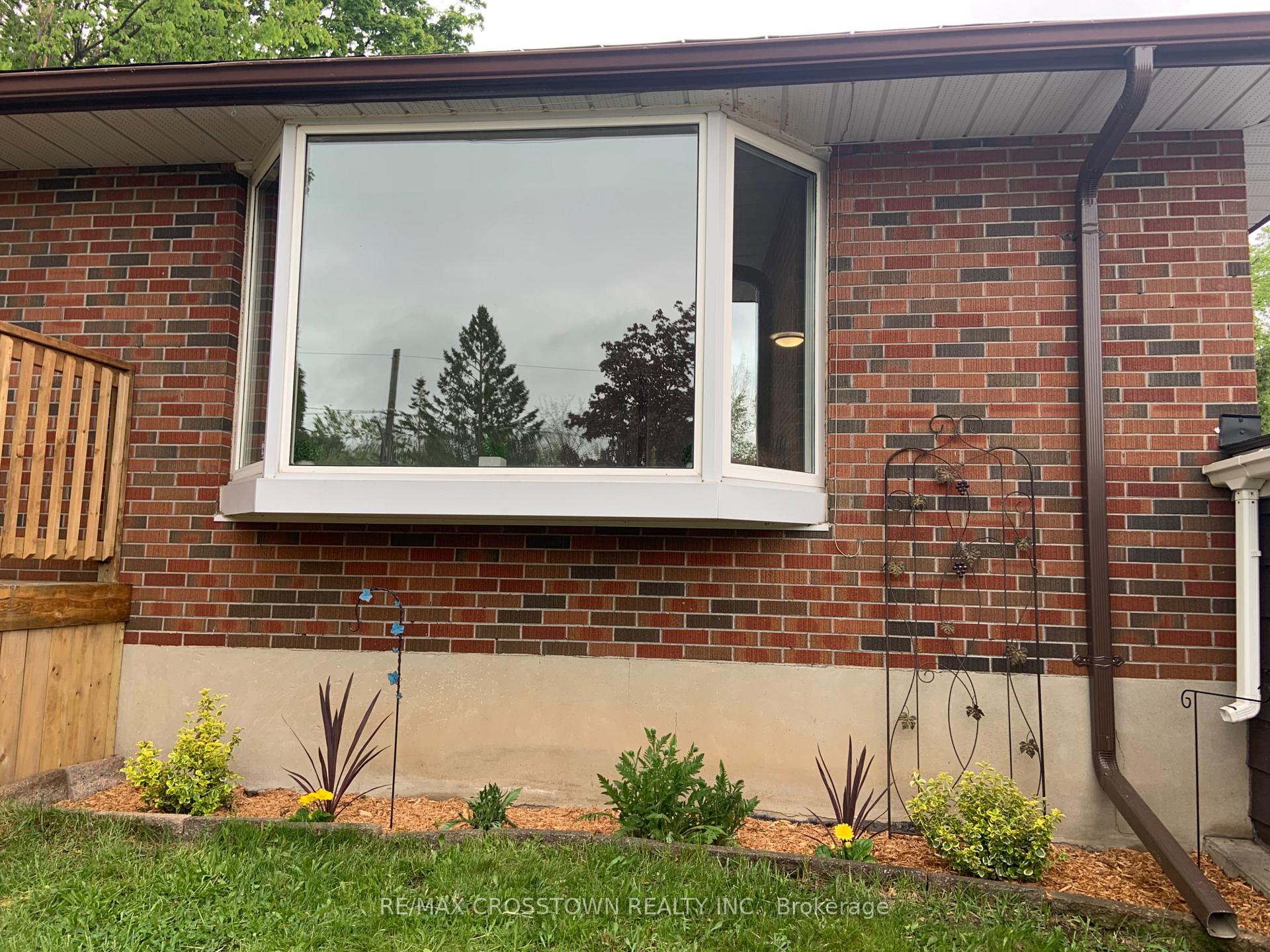 Photo 7 of 105 Eccles Street N, Barrie, Queen's Park — HOMEH