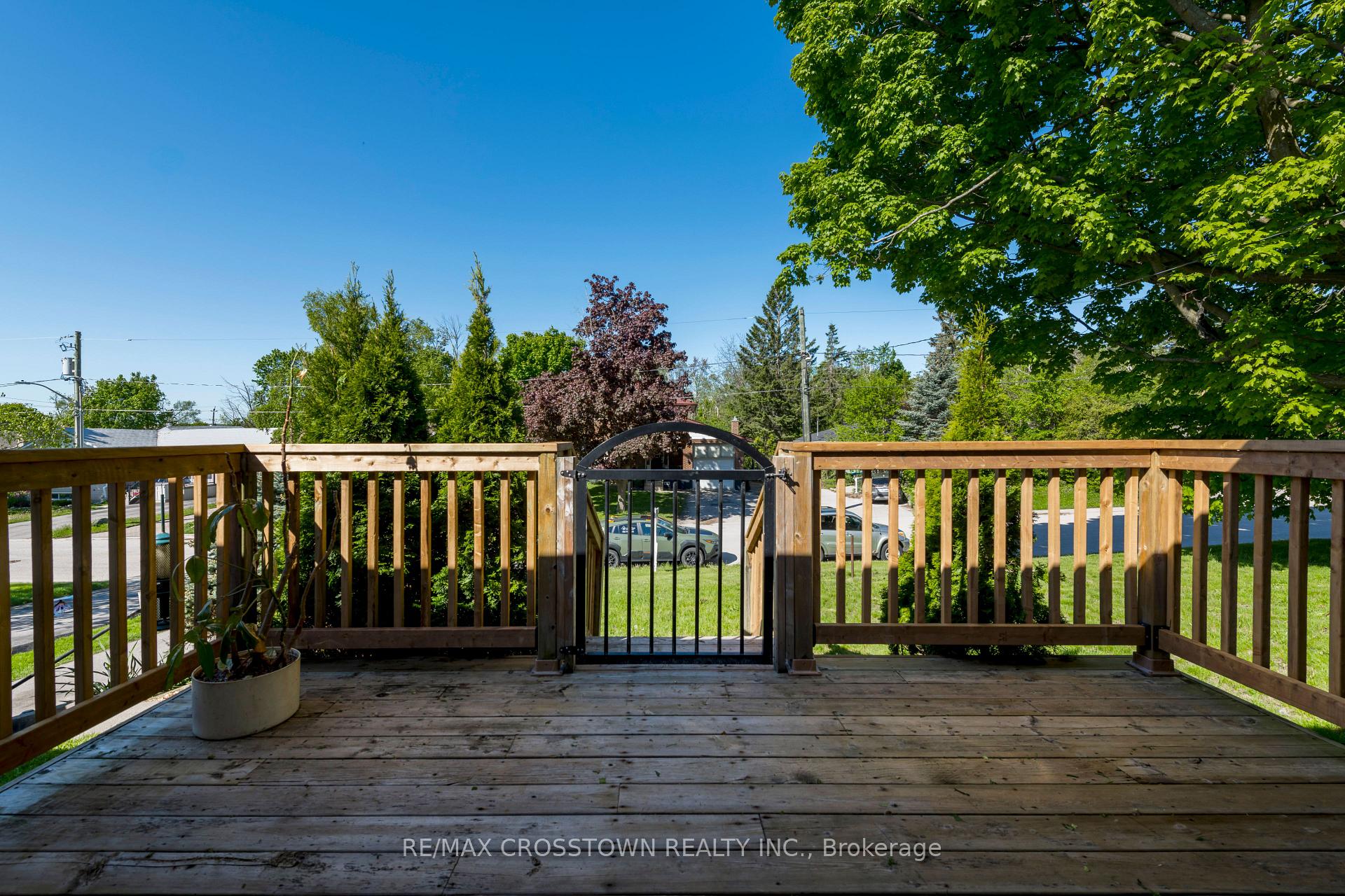 Photo 9 of 105 Eccles Street N, Barrie, Queen's Park — HOMEH