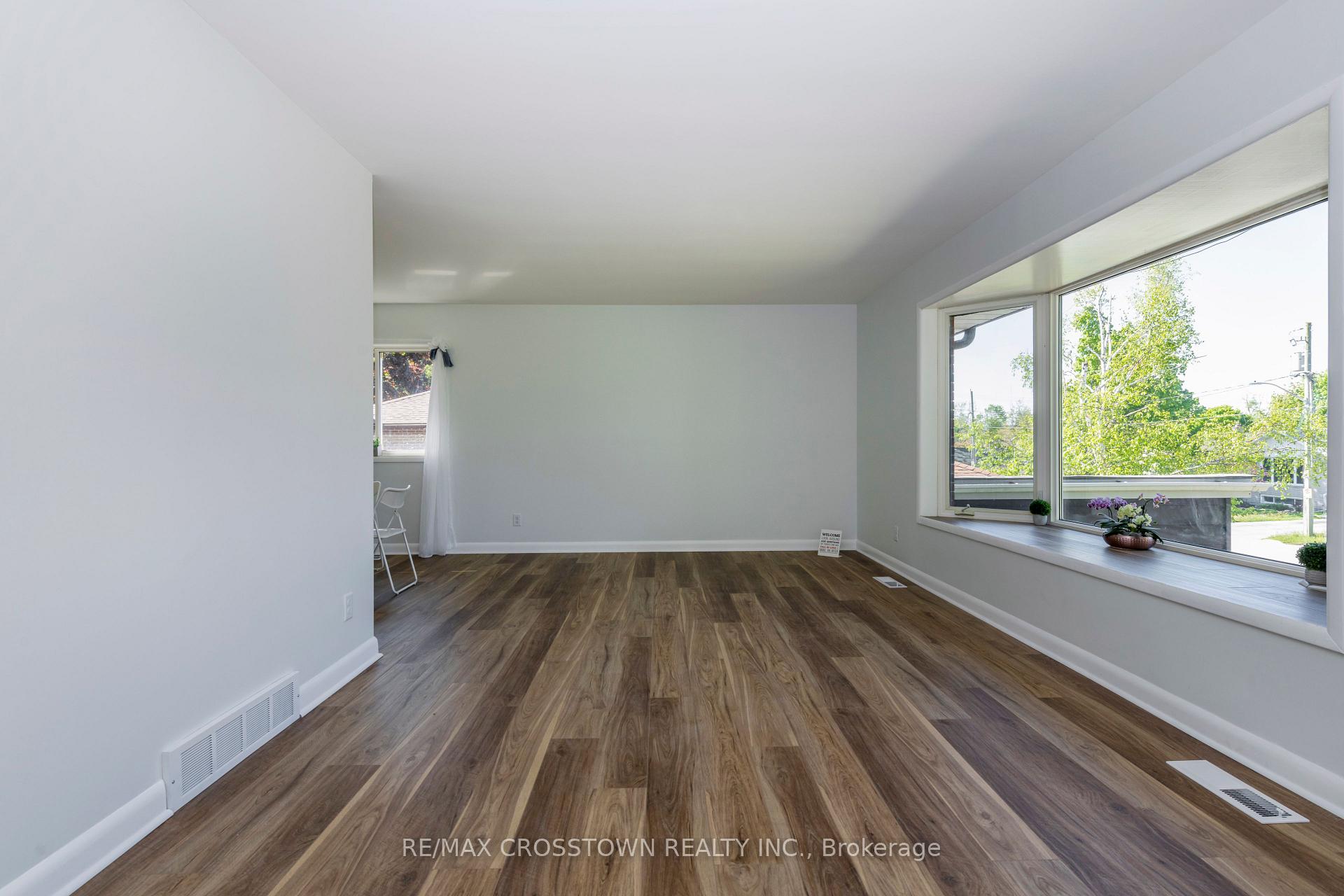 Photo 11 of 105 Eccles Street N, Barrie, Queen's Park — HOMEH