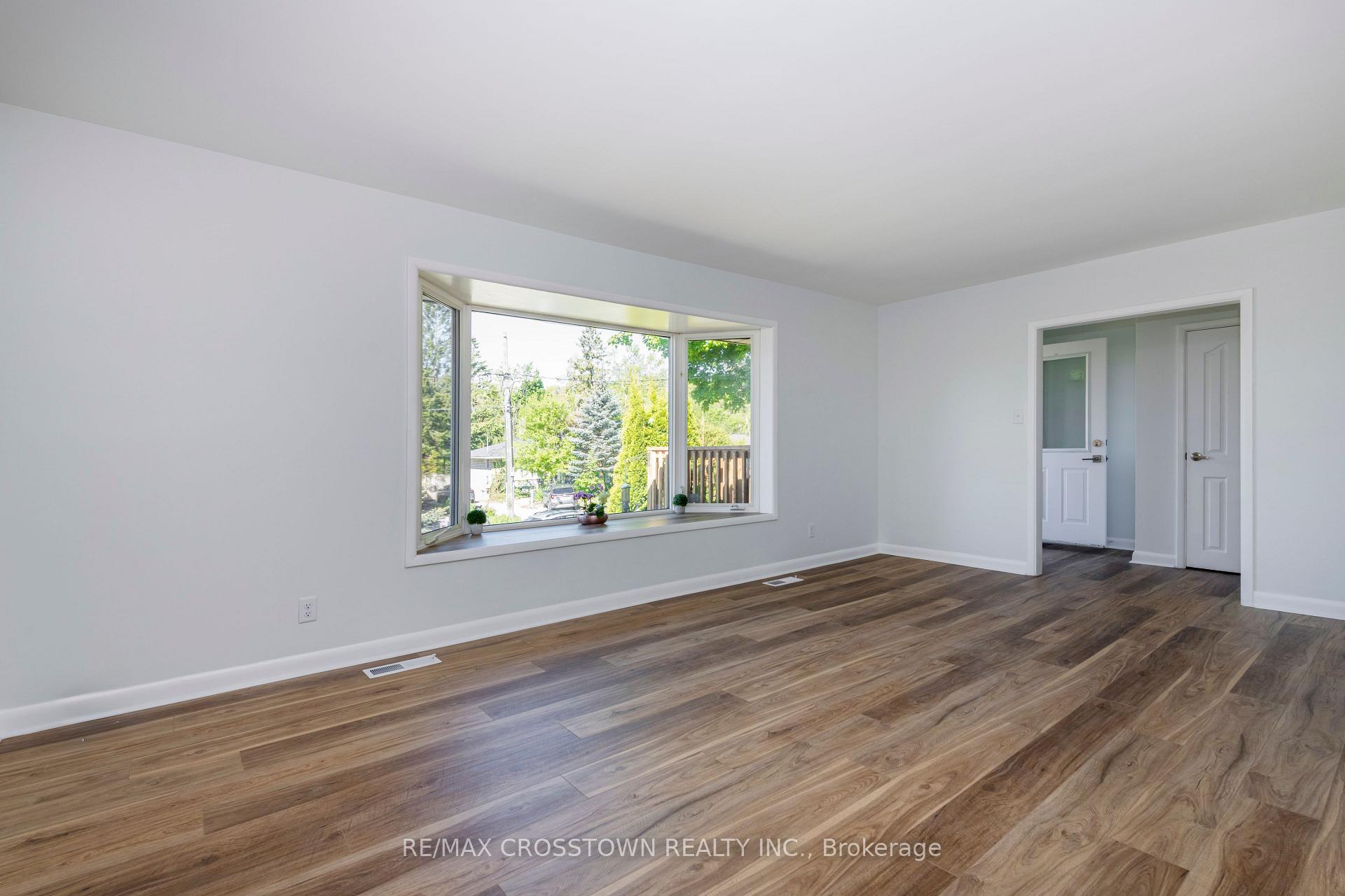 Photo 12 of 105 Eccles Street N, Barrie, Queen's Park — HOMEH
