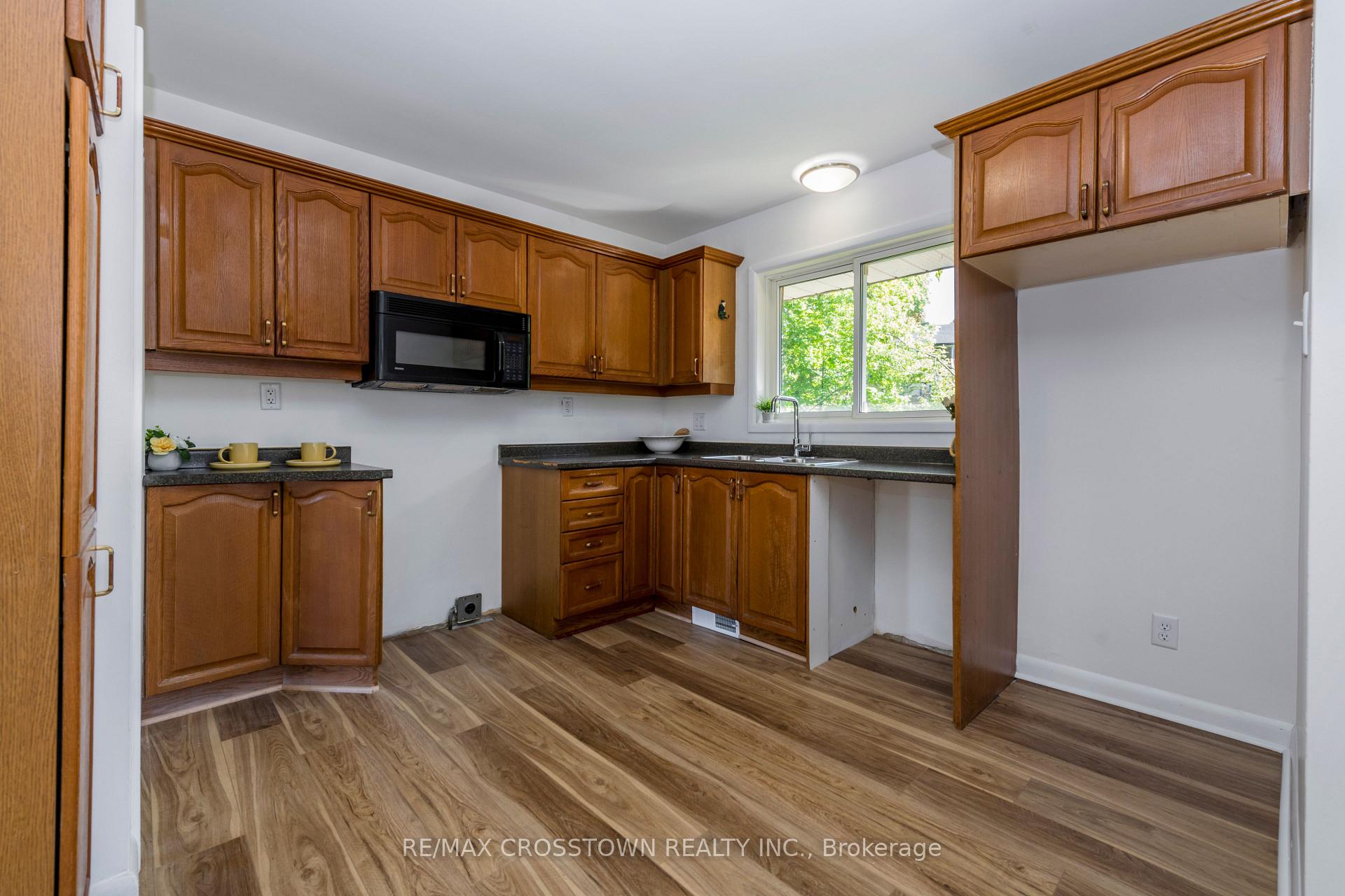 Photo 16 of 105 Eccles Street N, Barrie, Queen's Park — HOMEH