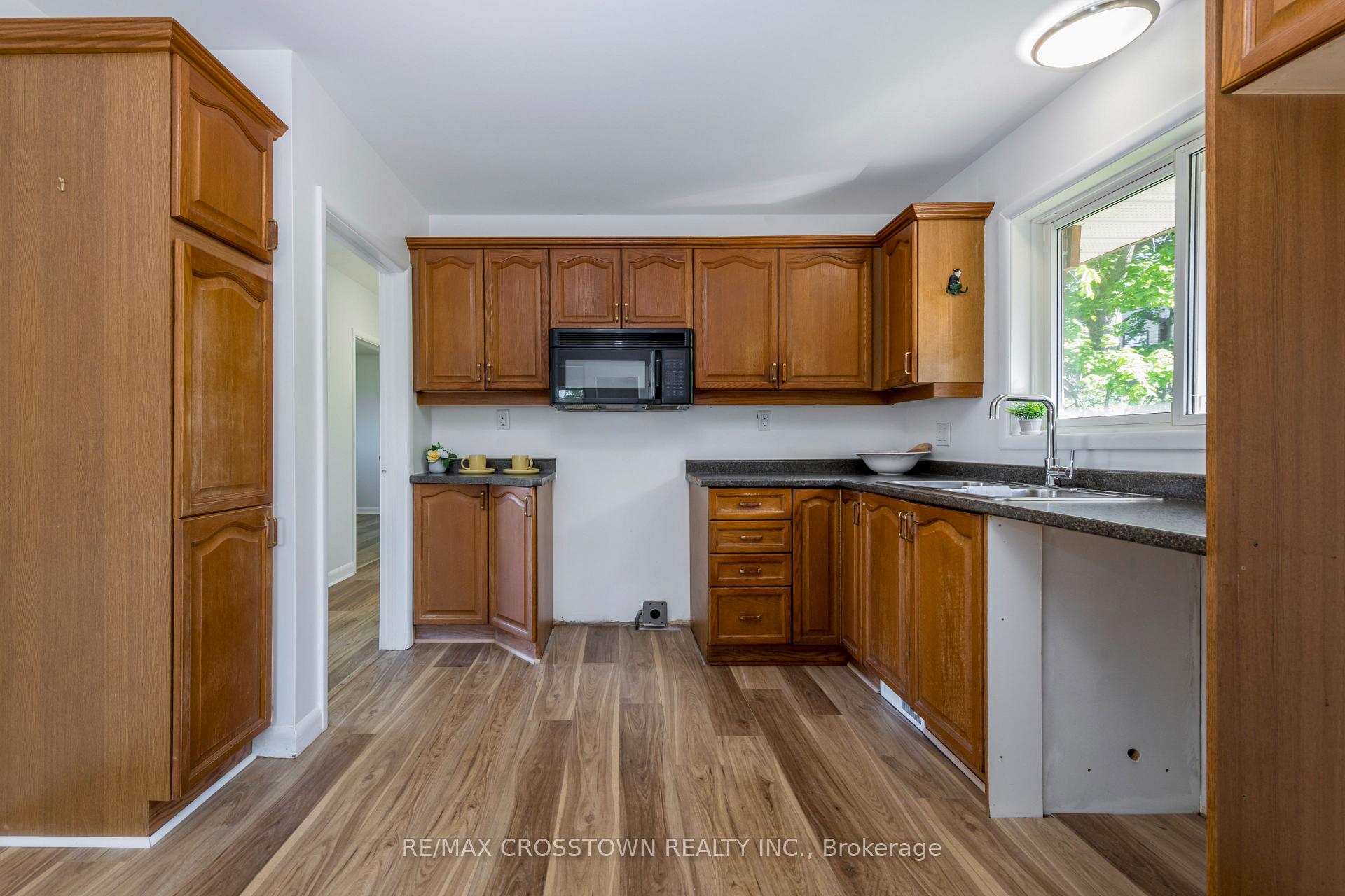 Photo 17 of 105 Eccles Street N, Barrie, Queen's Park — HOMEH