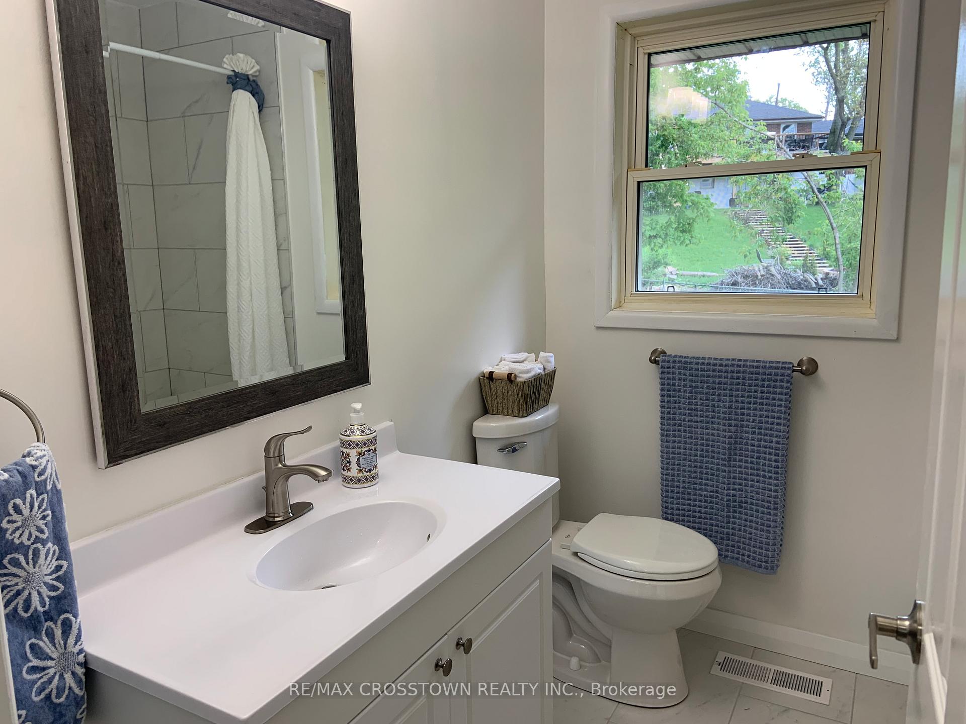 Photo 20 of 105 Eccles Street N, Barrie, Queen's Park — HOMEH