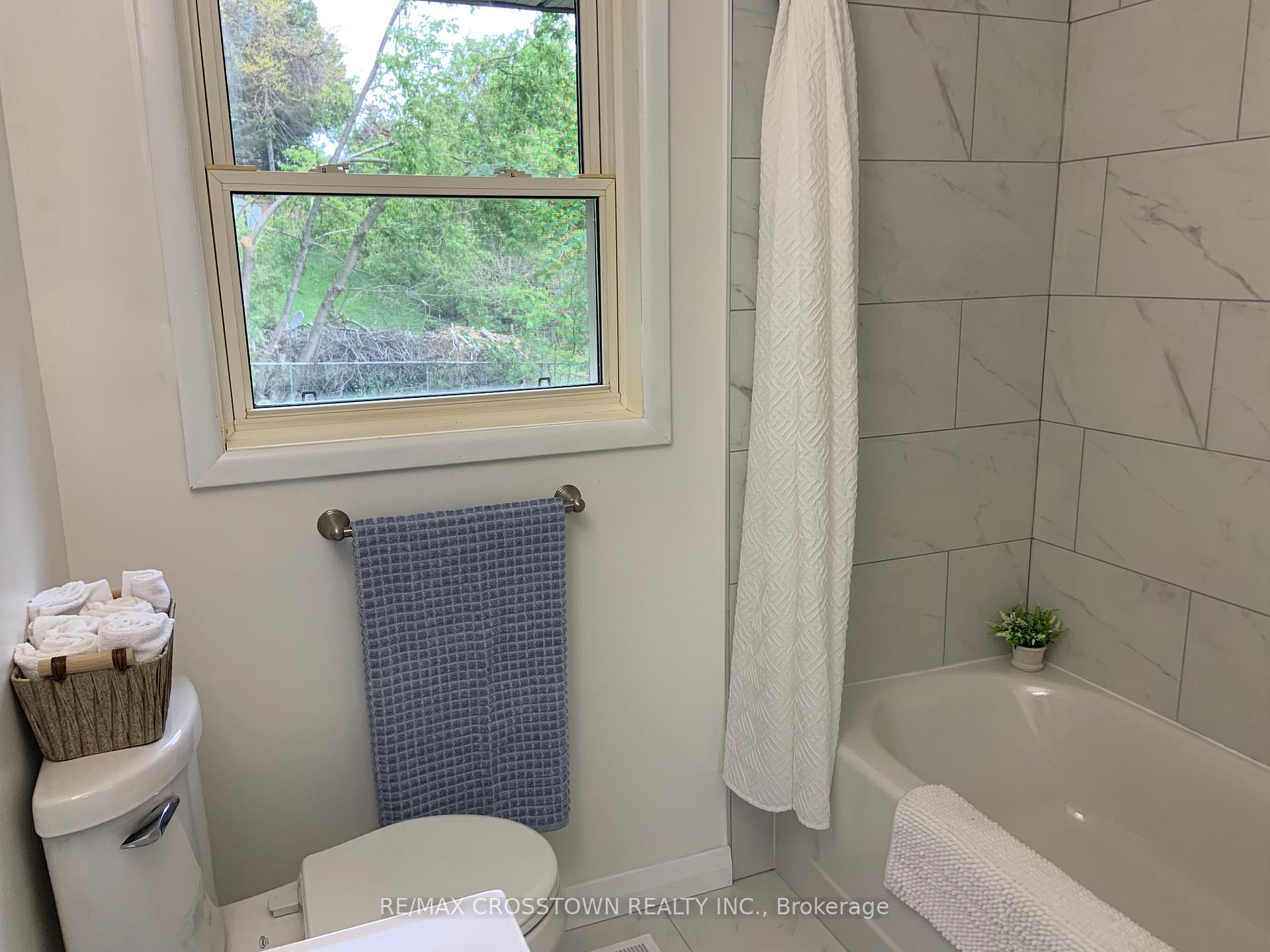 Photo 22 of 105 Eccles Street N, Barrie, Queen's Park — HOMEH