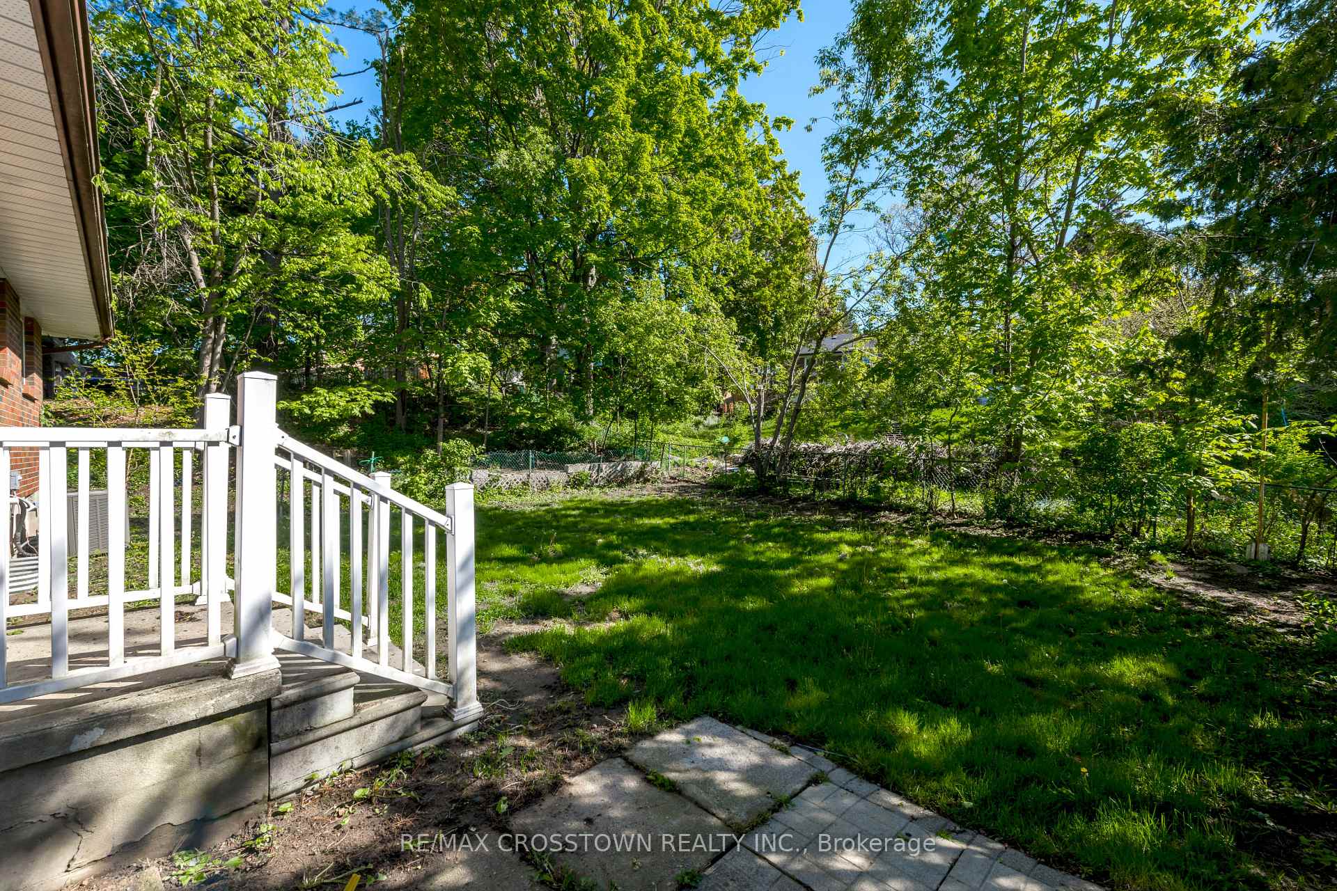 Photo 33 of 105 Eccles Street N, Barrie, Queen's Park — HOMEH