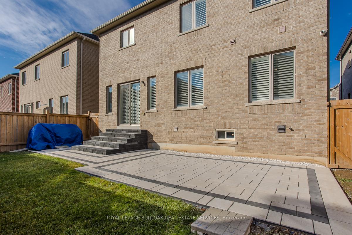 Photo 18 of 110 Avanti Crescent, Hamilton, Waterdown — HOMEH