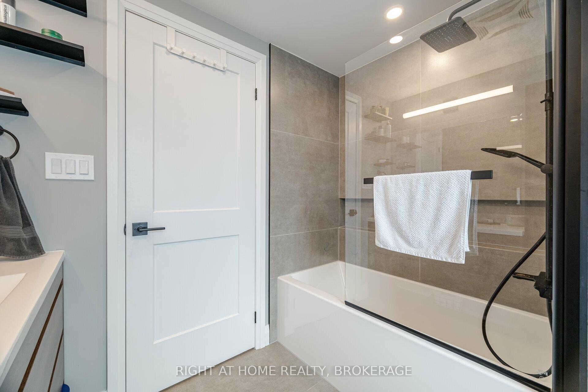 Photo 32 of 86 Gage Avenue N, Hamilton, Crown Point — HOMEH