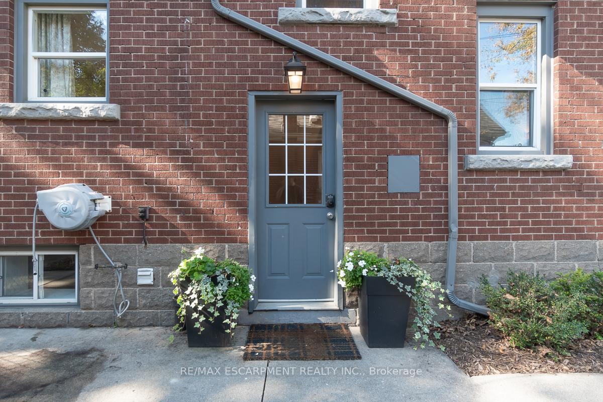 Photo 4 of 94 Queensdale Avenue E, Hamilton, Centremount — HOMEH