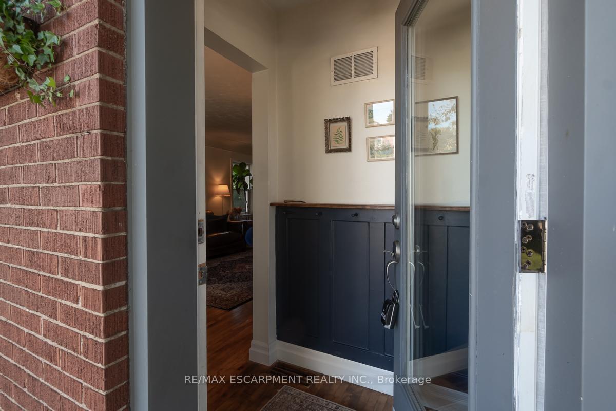 Photo 9 of 94 Queensdale Avenue E, Hamilton, Centremount — HOMEH