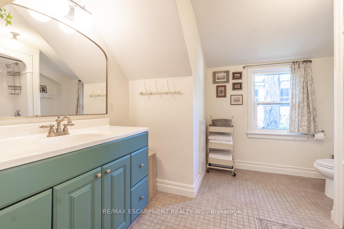 Photo 24 of 94 Queensdale Avenue E, Hamilton, Centremount — HOMEH
