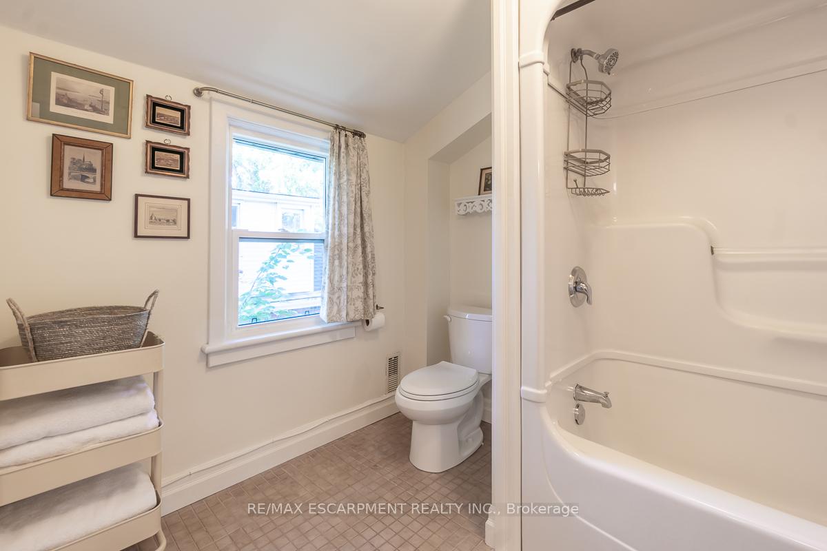 Photo 25 of 94 Queensdale Avenue E, Hamilton, Centremount — HOMEH