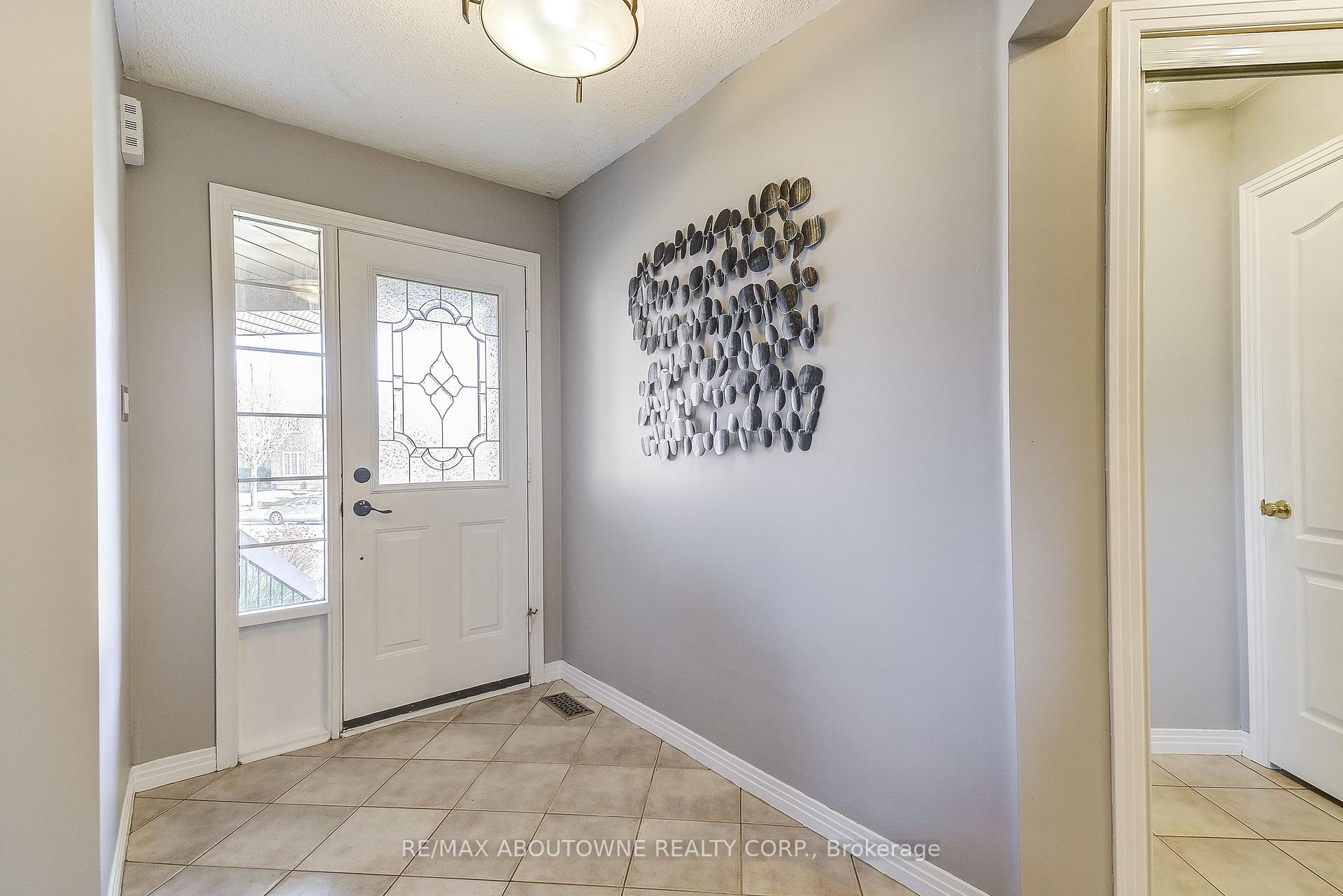 Photo 3 of 57 Niska Drive, Hamilton, Waterdown — HOMEH