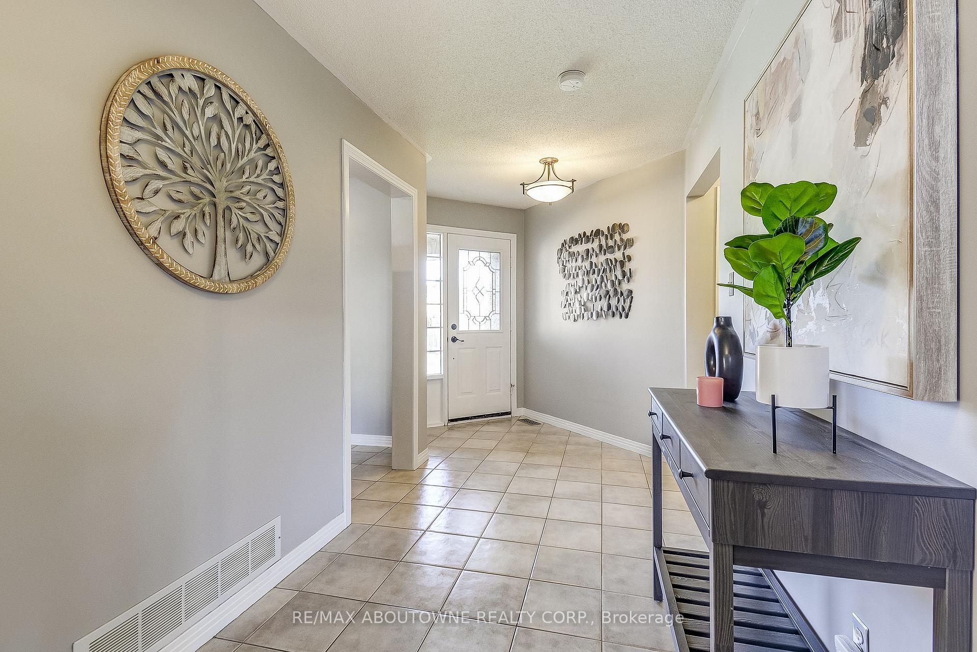 Photo 4 of 57 Niska Drive, Hamilton, Waterdown — HOMEH