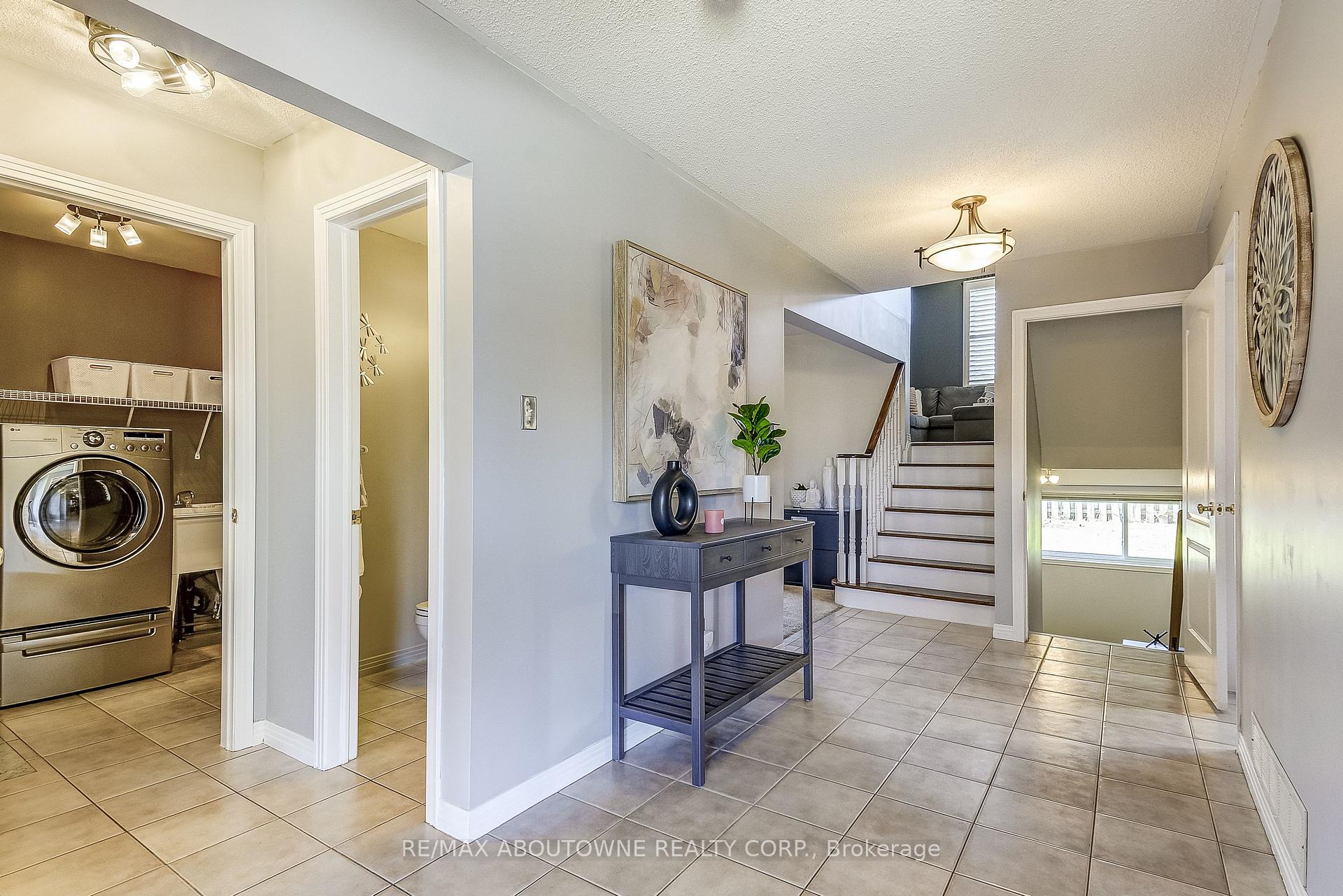 Photo 5 of 57 Niska Drive, Hamilton, Waterdown — HOMEH