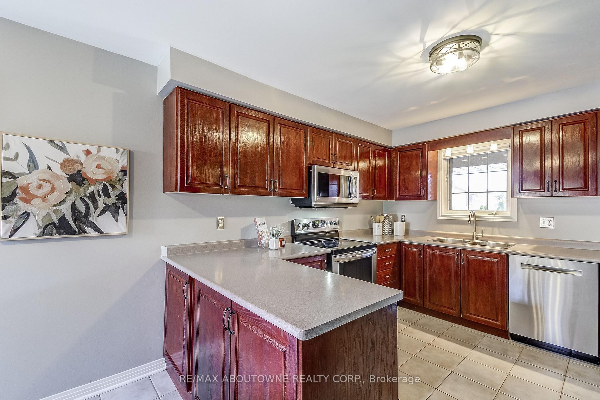 Photo 6 of 57 Niska Drive, Hamilton, Waterdown — HOMEH
