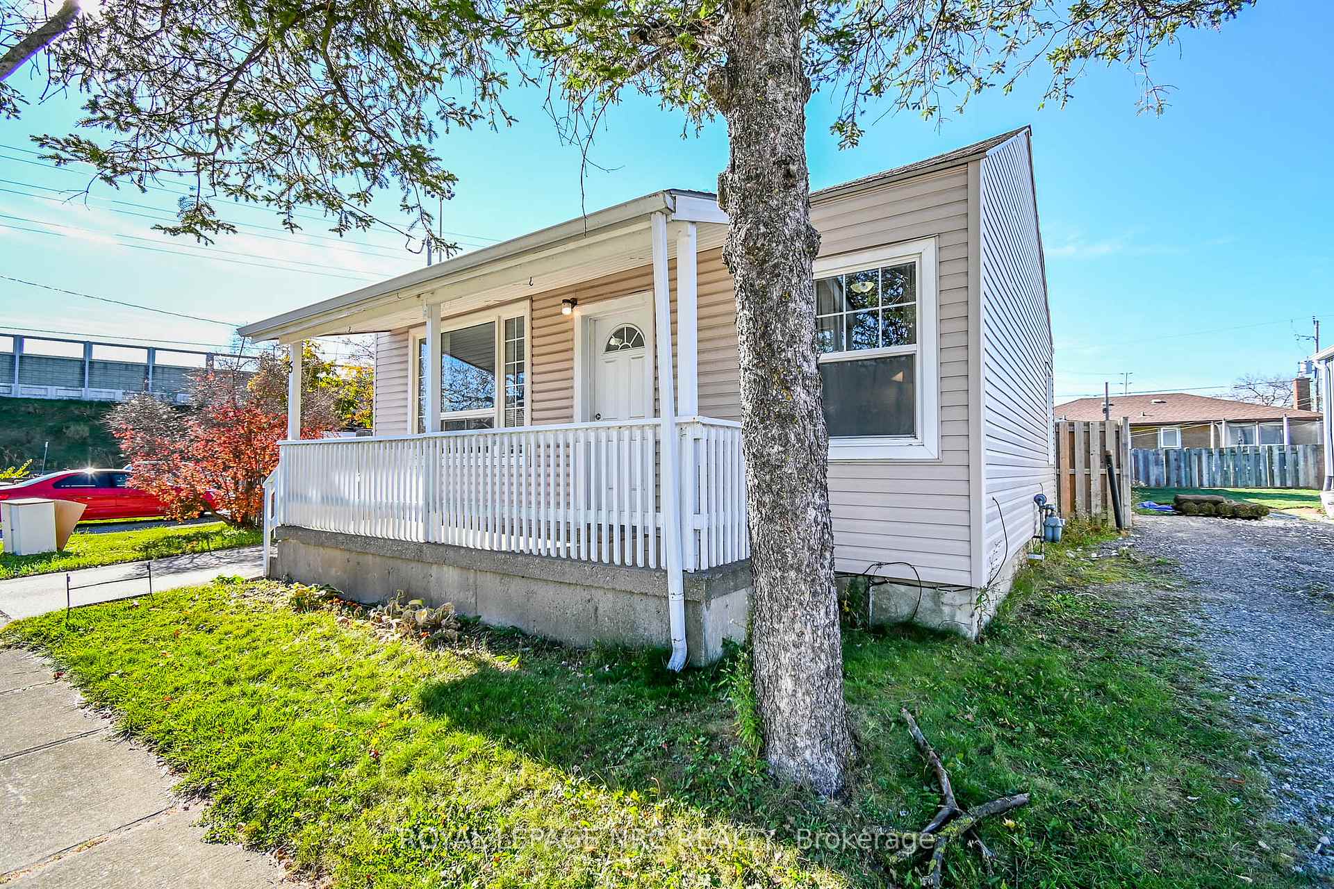 Photo 3 of 5 Sherbourne Street, St. Catharines, Facer — HOMEH