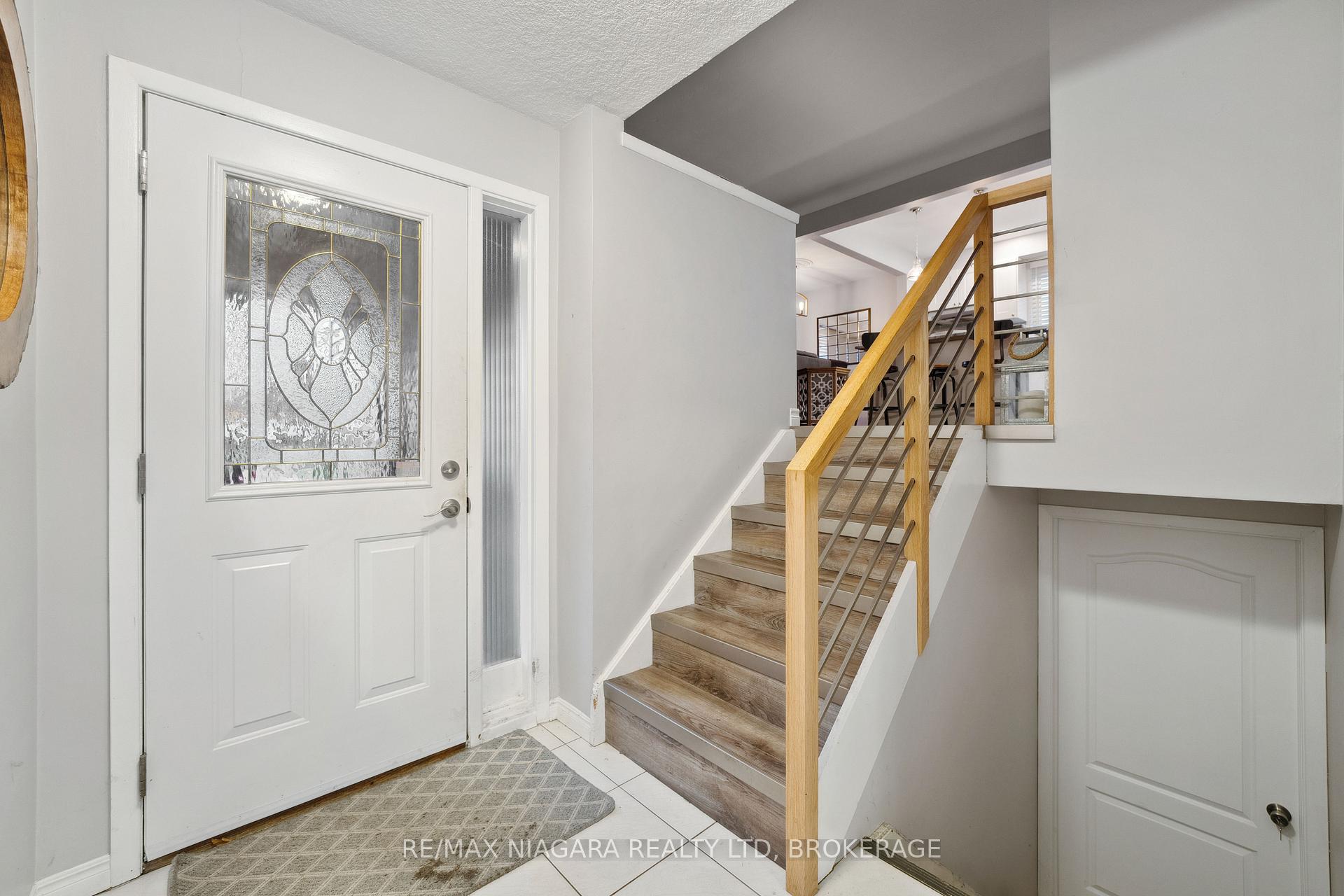 Photo 2 of 8 Trinity Circle, St. Catharines, Lakeport — HOMEH