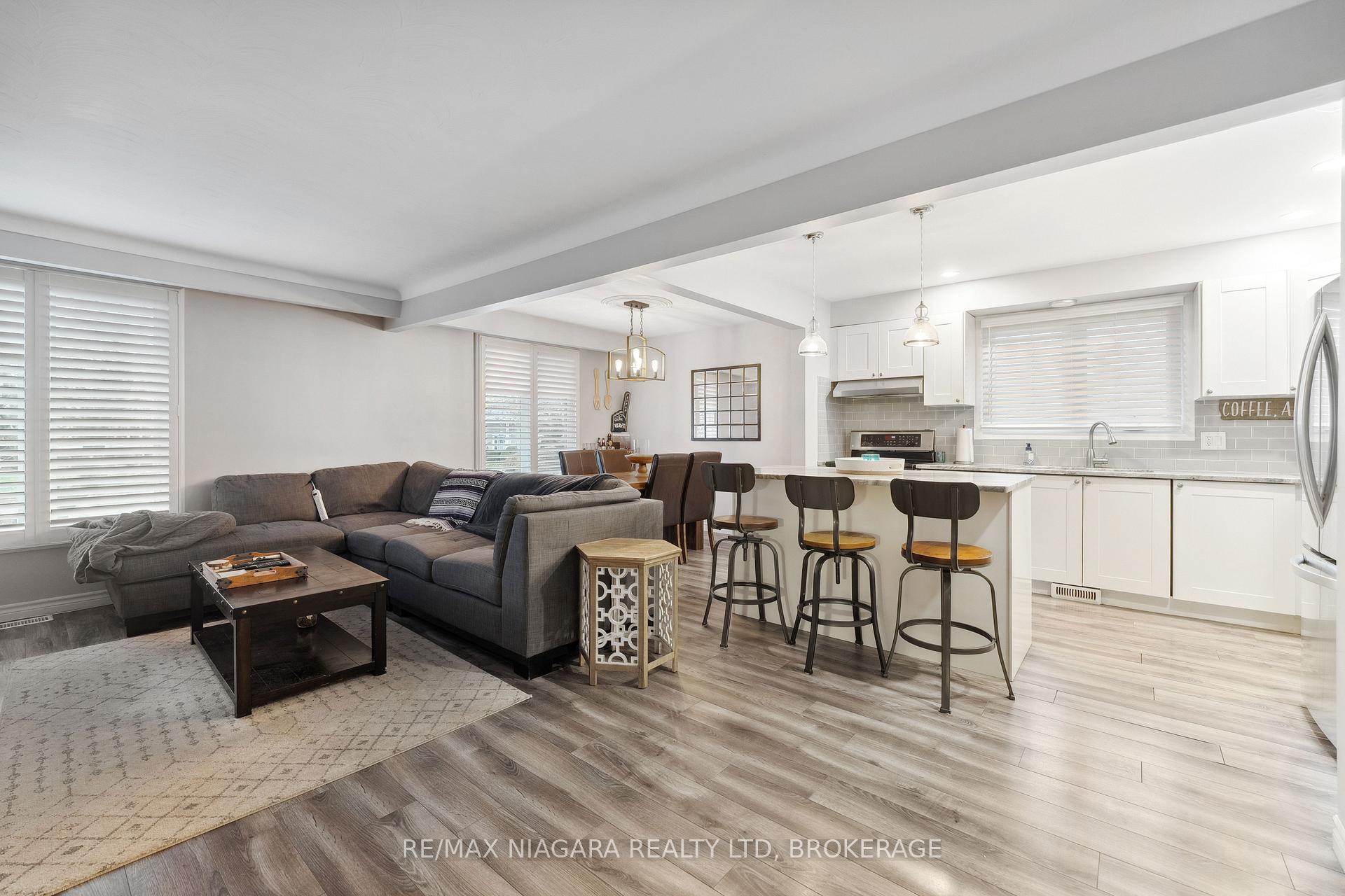 Photo 3 of 8 Trinity Circle, St. Catharines, Lakeport — HOMEH
