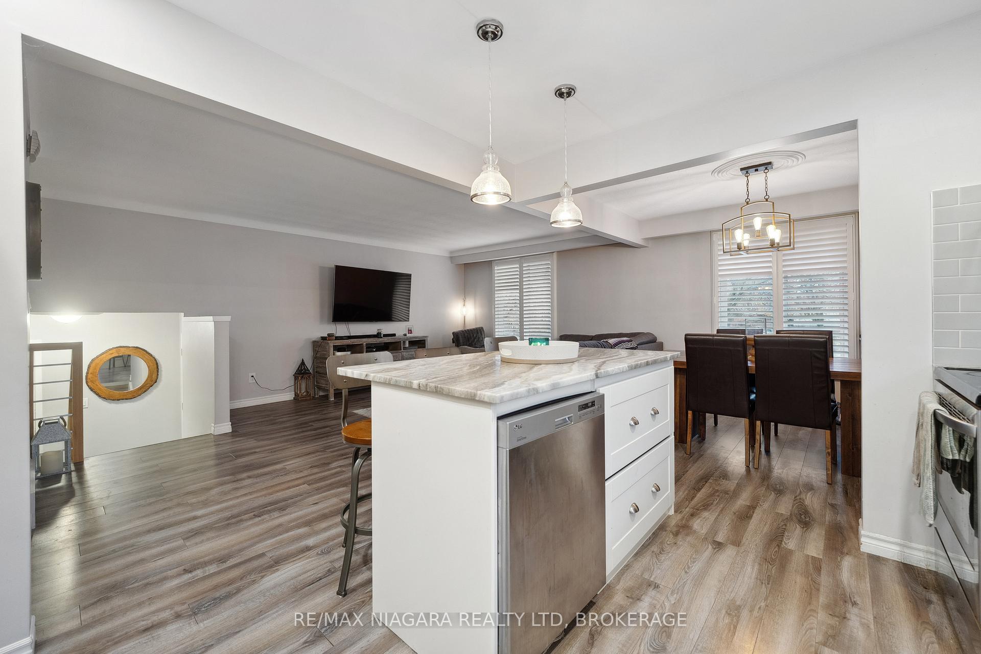 Photo 5 of 8 Trinity Circle, St. Catharines, Lakeport — HOMEH