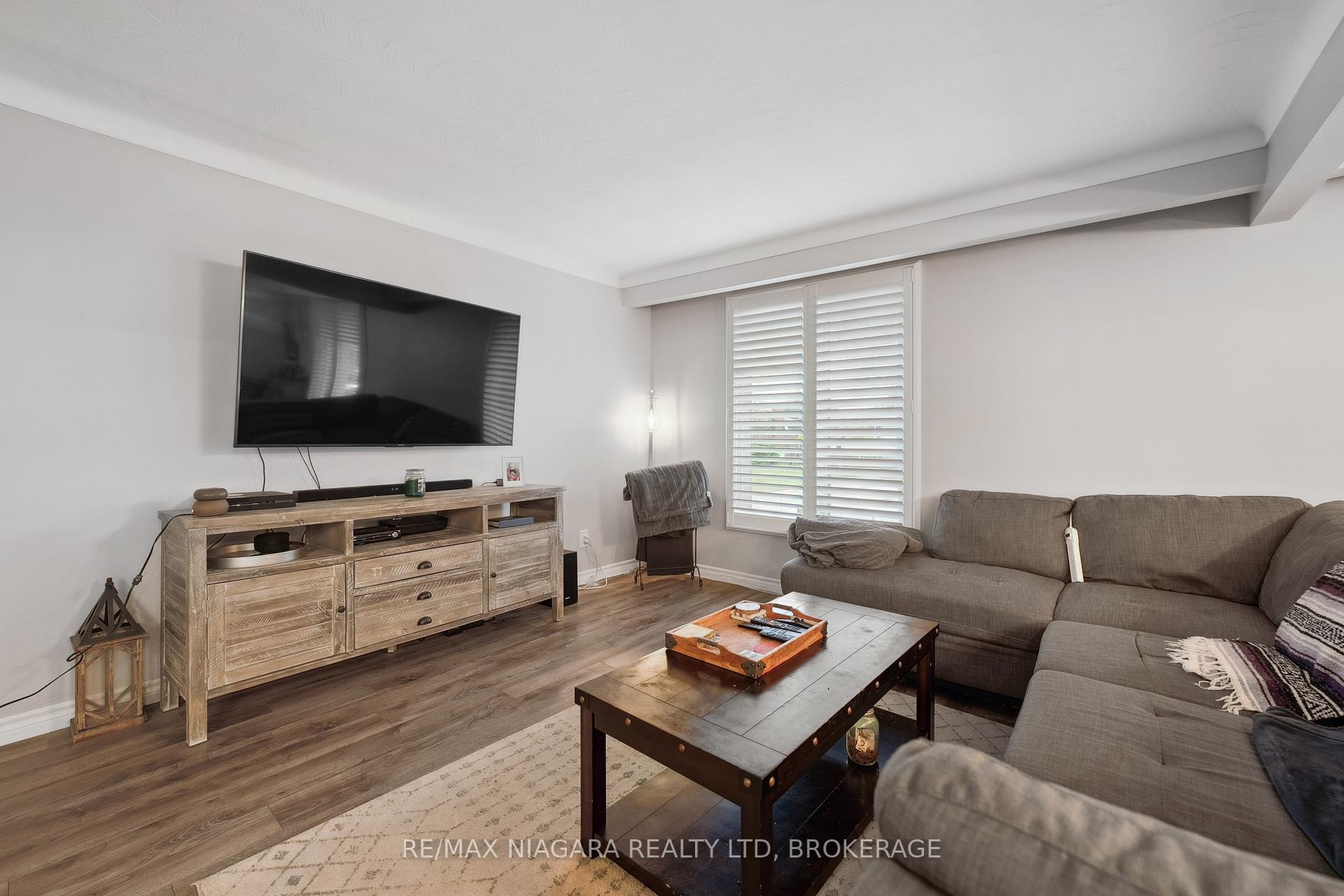 Photo 9 of 8 Trinity Circle, St. Catharines, Lakeport — HOMEH