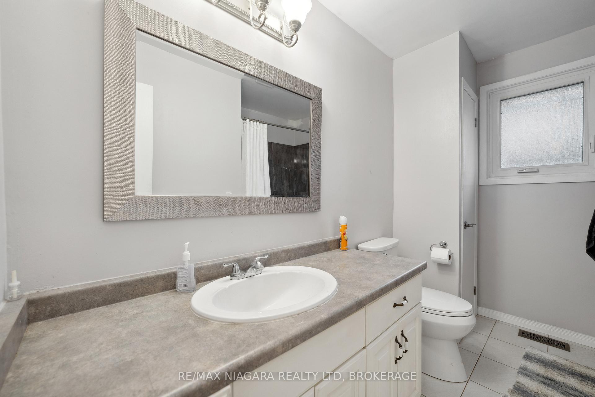 Photo 11 of 8 Trinity Circle, St. Catharines, Lakeport — HOMEH