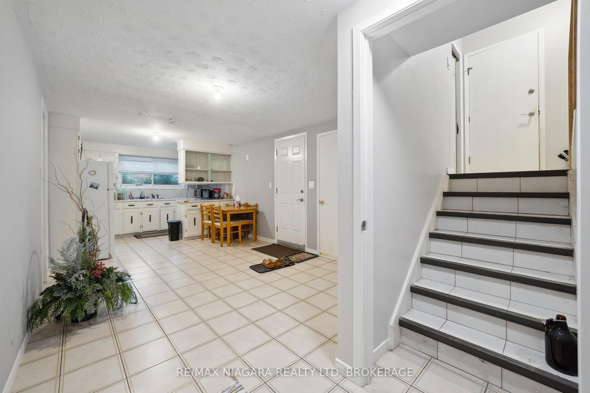 Photo 16 of 8 Trinity Circle, St. Catharines, Lakeport — HOMEH