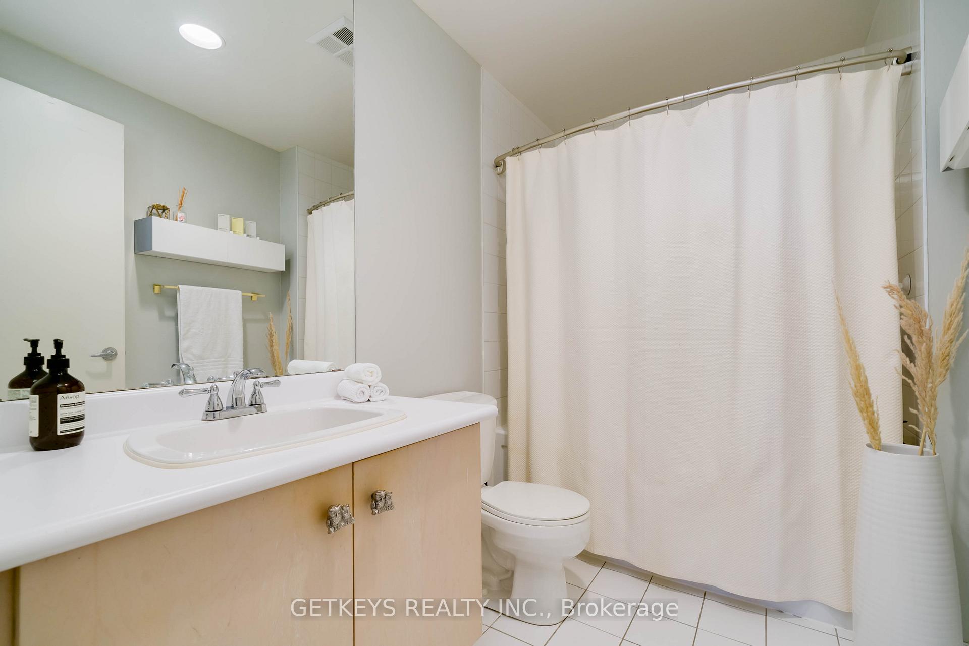 Photo 8 of Unit 908, 700 King Street, Toronto, Niagara — HOMEH