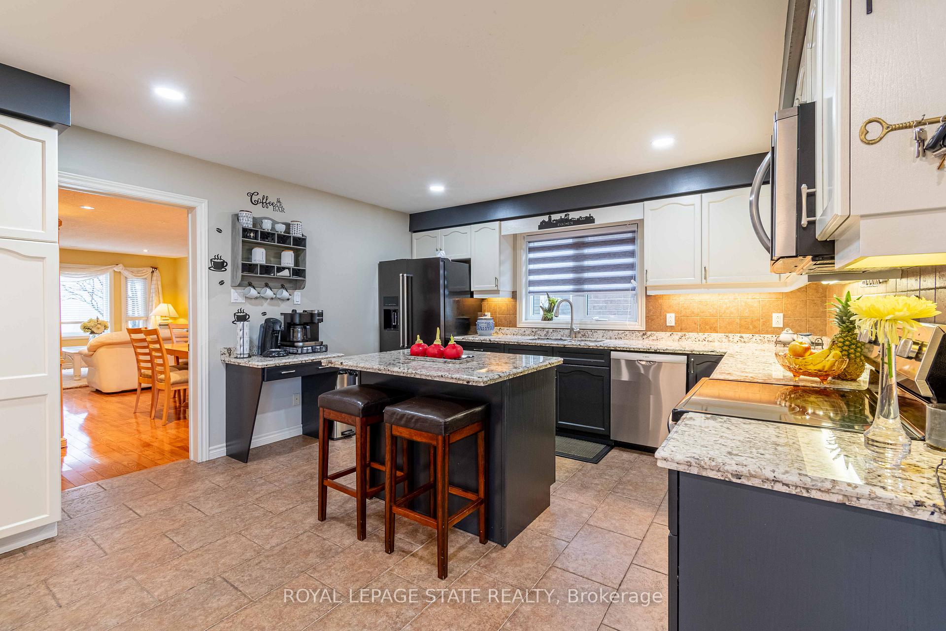 Photo 14 of 46 Hawkswood Trail, Hamilton, Carpenter — HOMEH
