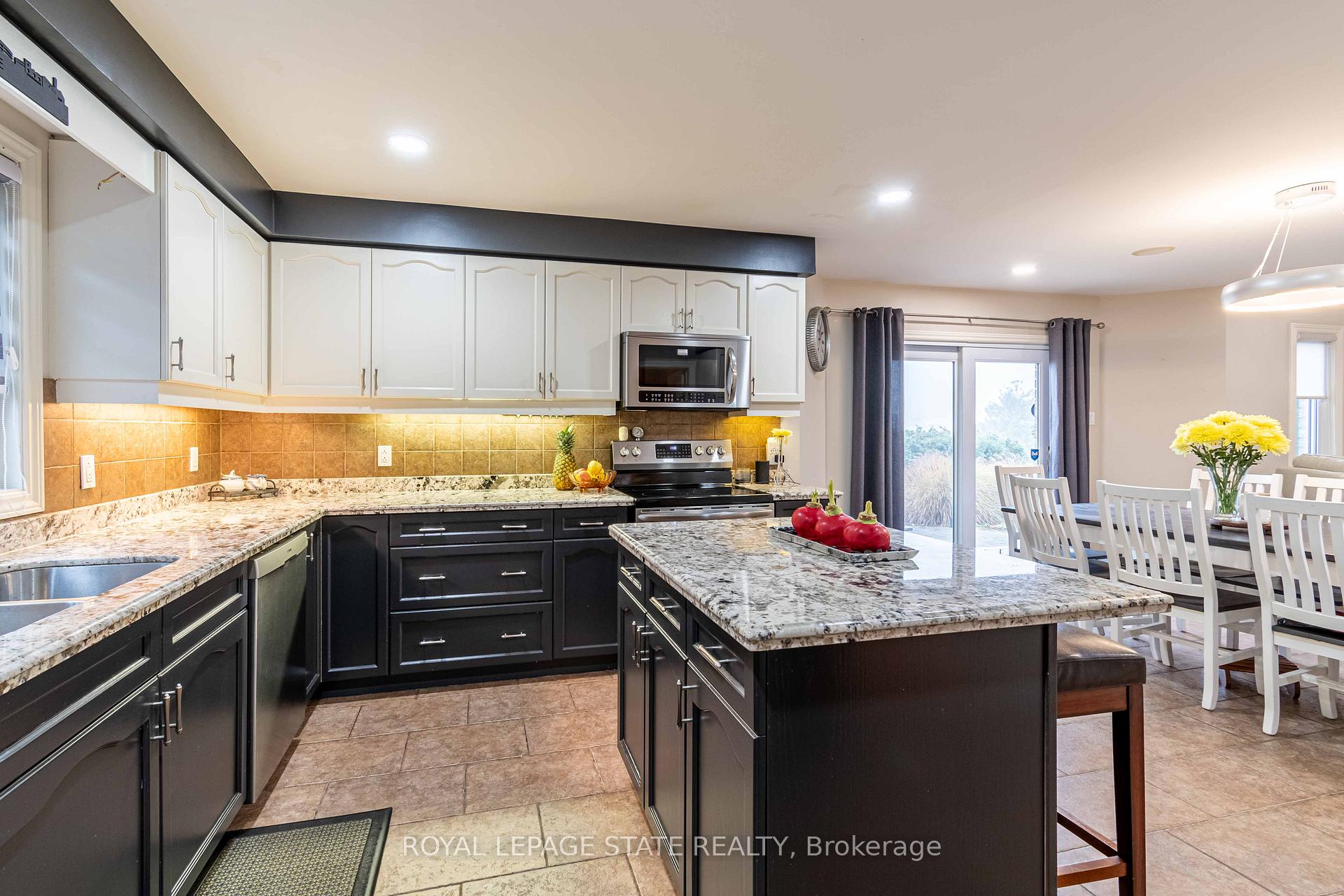 Photo 15 of 46 Hawkswood Trail, Hamilton, Carpenter — HOMEH