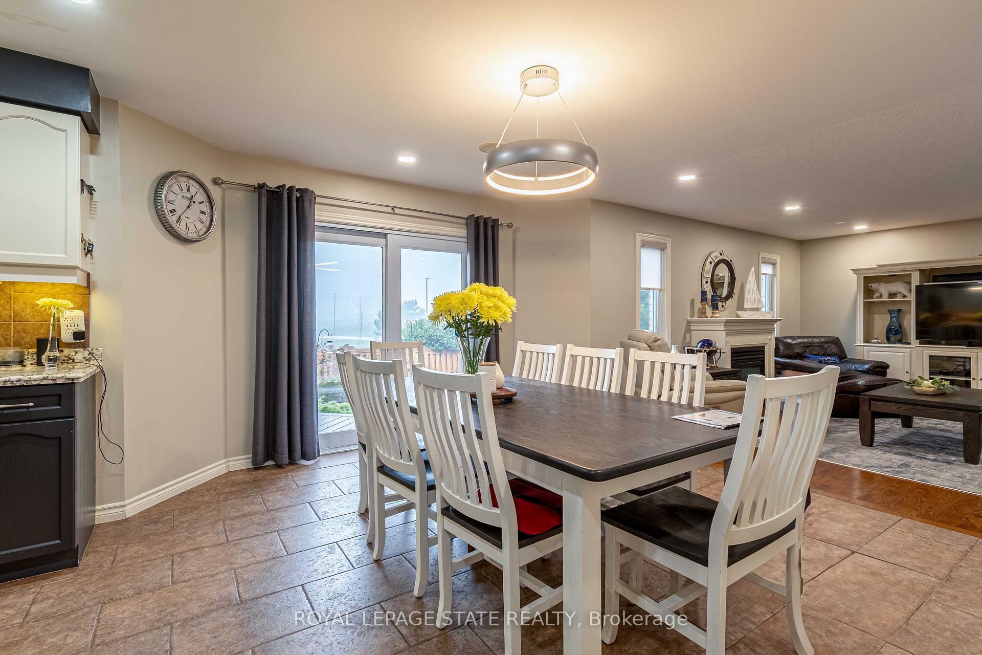 Photo 17 of 46 Hawkswood Trail, Hamilton, Carpenter — HOMEH