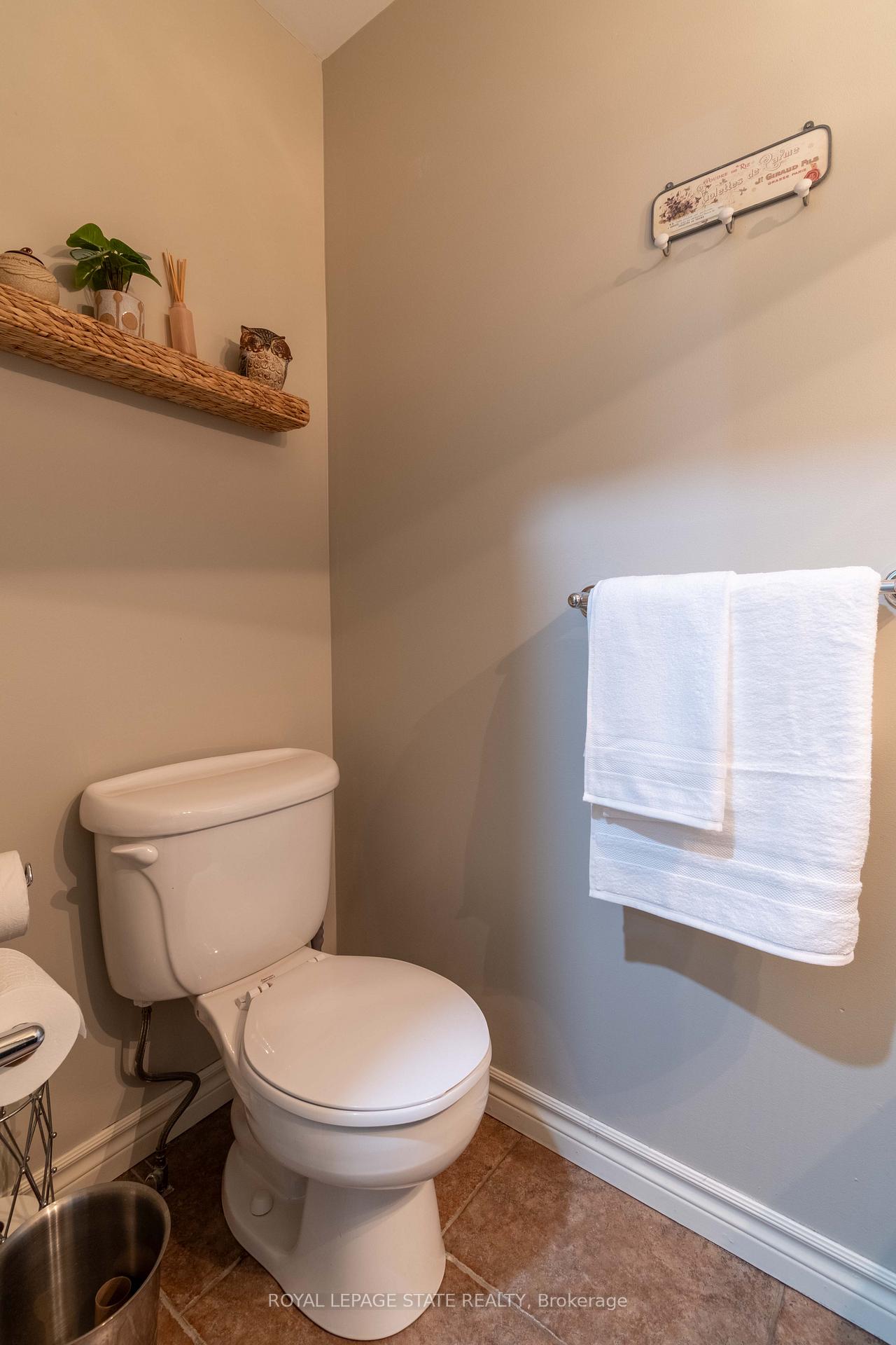 Photo 23 of 46 Hawkswood Trail, Hamilton, Carpenter — HOMEH