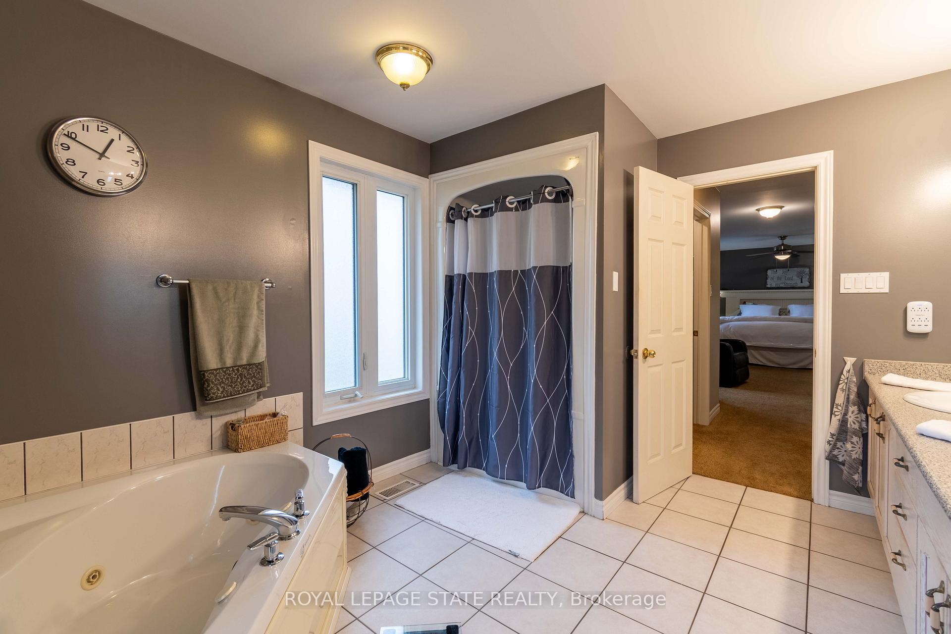 Photo 32 of 46 Hawkswood Trail, Hamilton, Carpenter — HOMEH