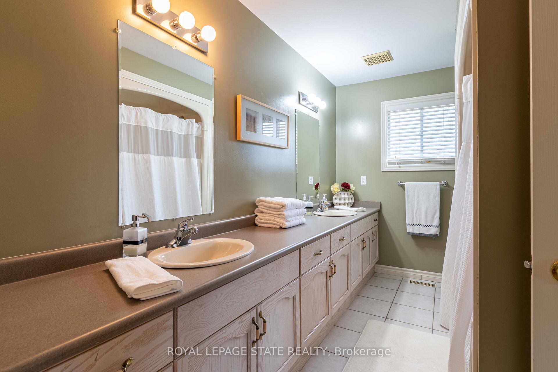 Photo 33 of 46 Hawkswood Trail, Hamilton, Carpenter — HOMEH