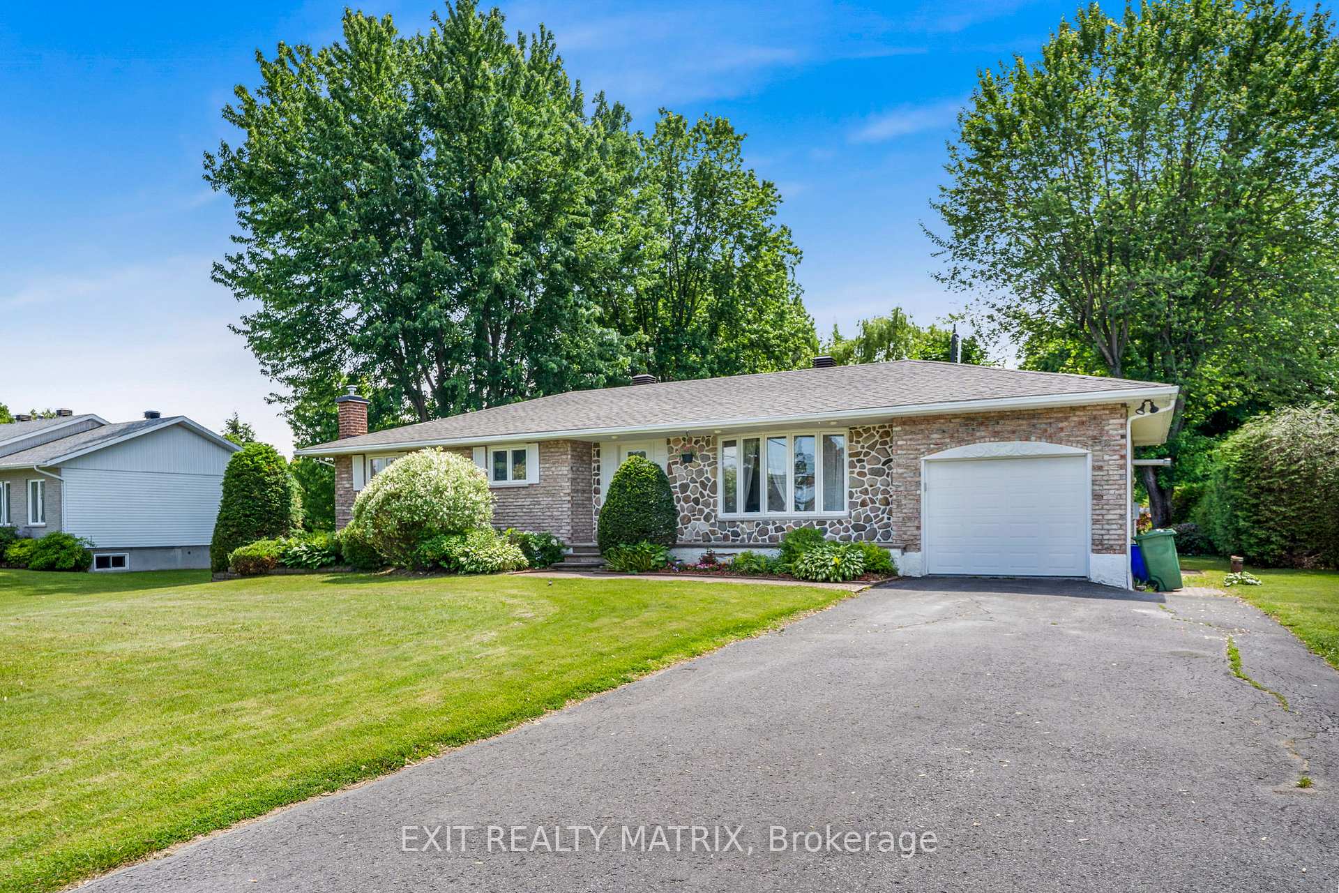 Photo 1 of 31 Front Road, Champlain, L'Orignal — HOMEH