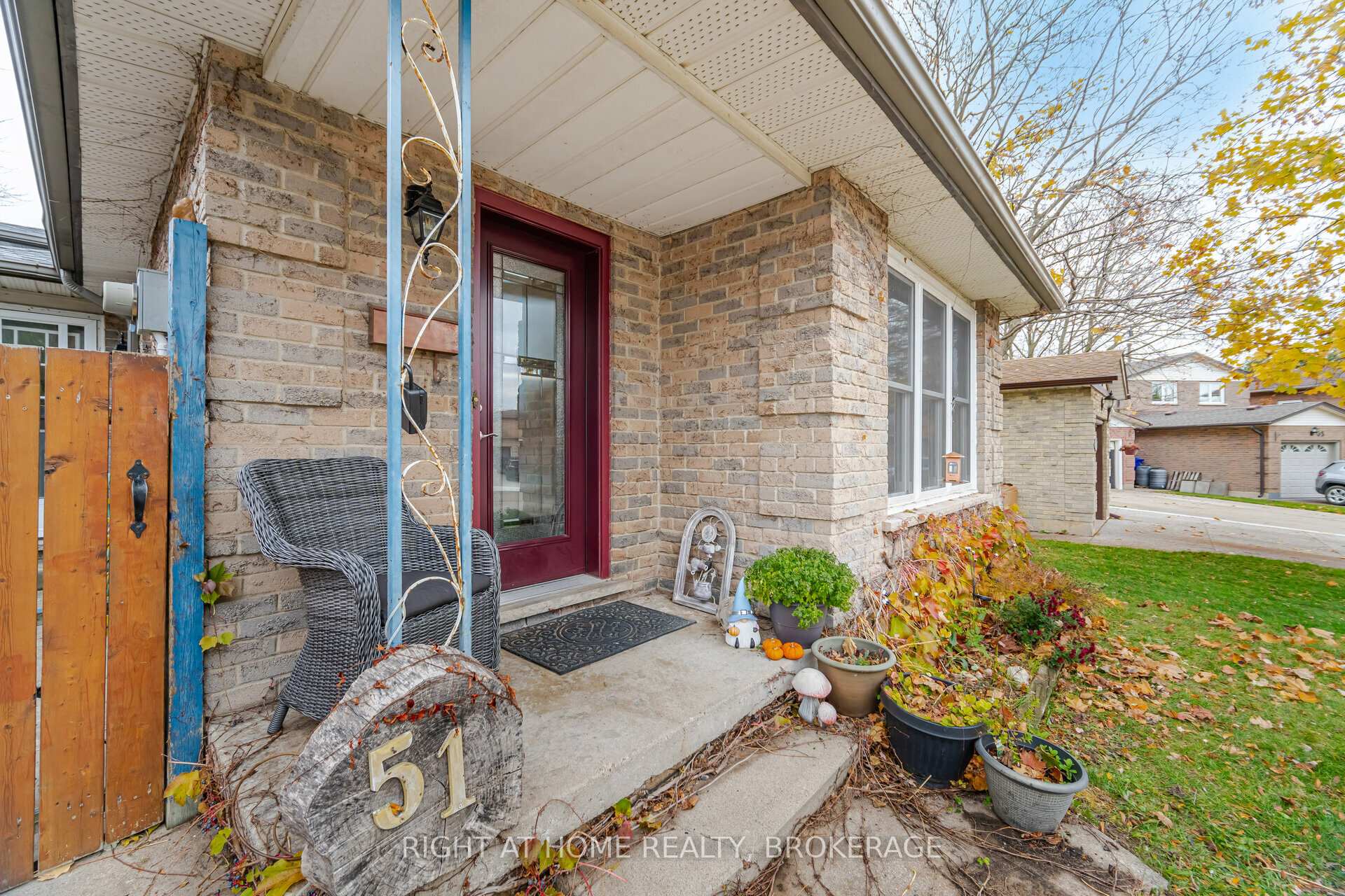 Photo 5 of 51 Monteagle Court, Hamilton, Gurnett — HOMEH
