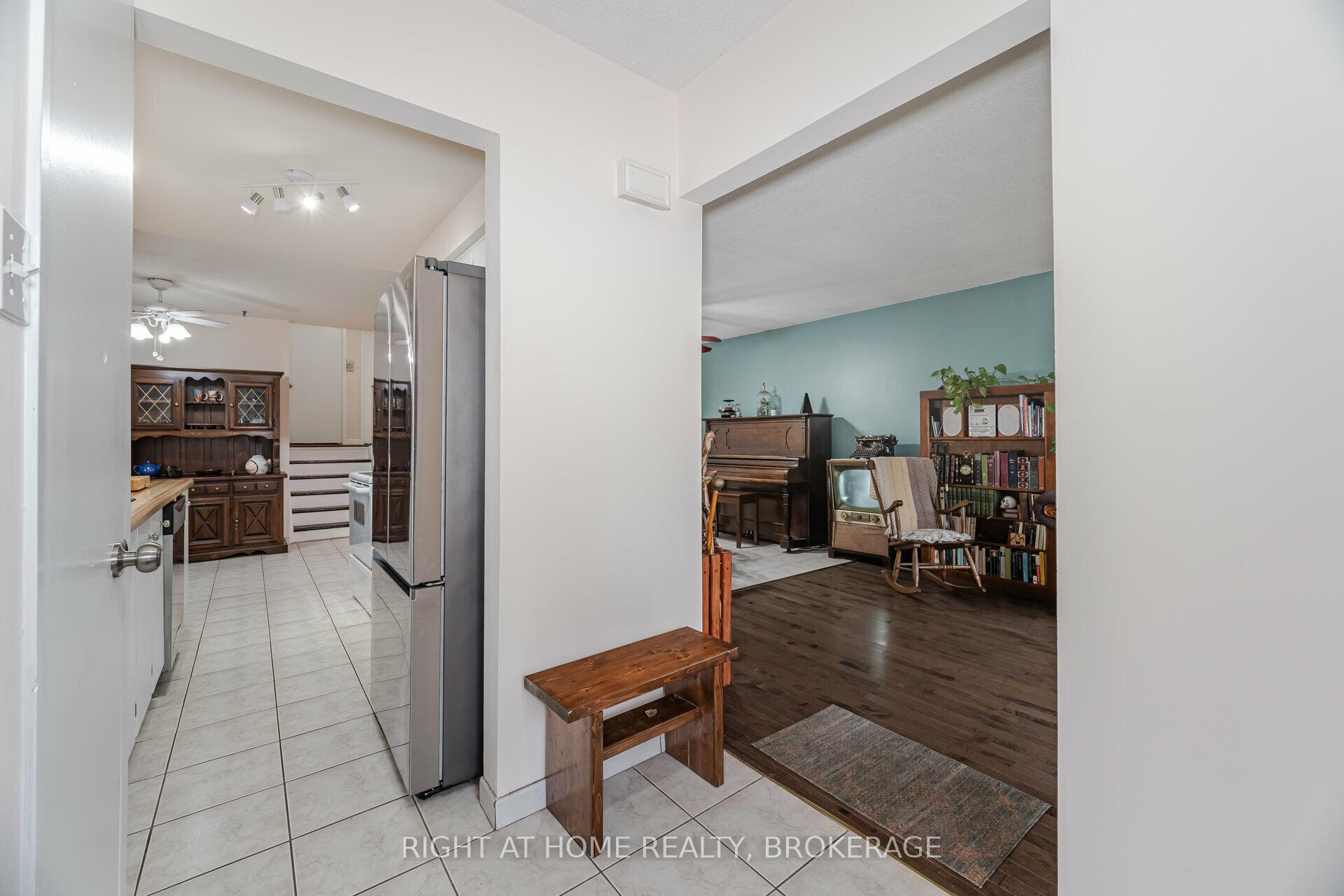 Photo 6 of 51 Monteagle Court, Hamilton, Gurnett — HOMEH