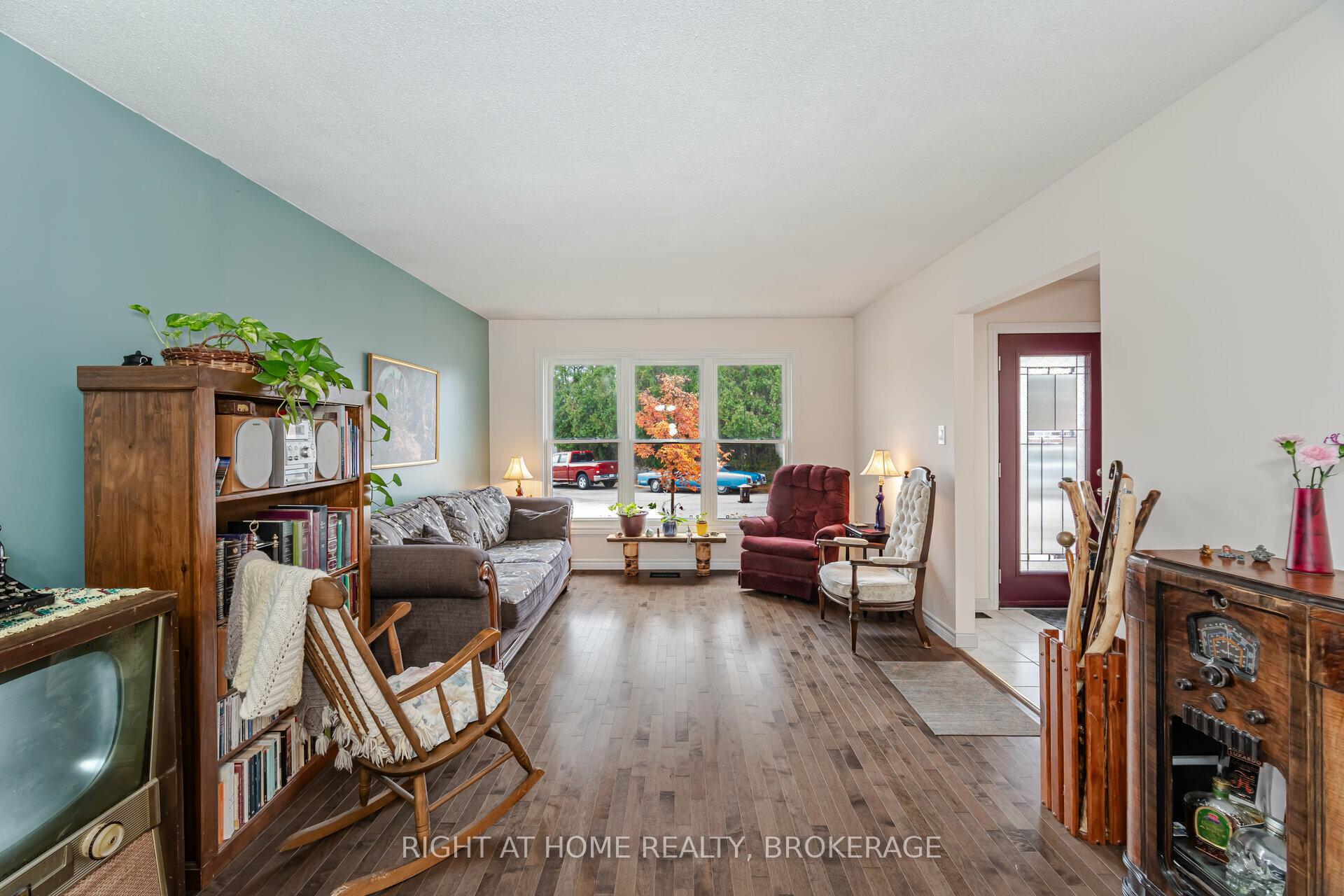 Photo 7 of 51 Monteagle Court, Hamilton, Gurnett — HOMEH