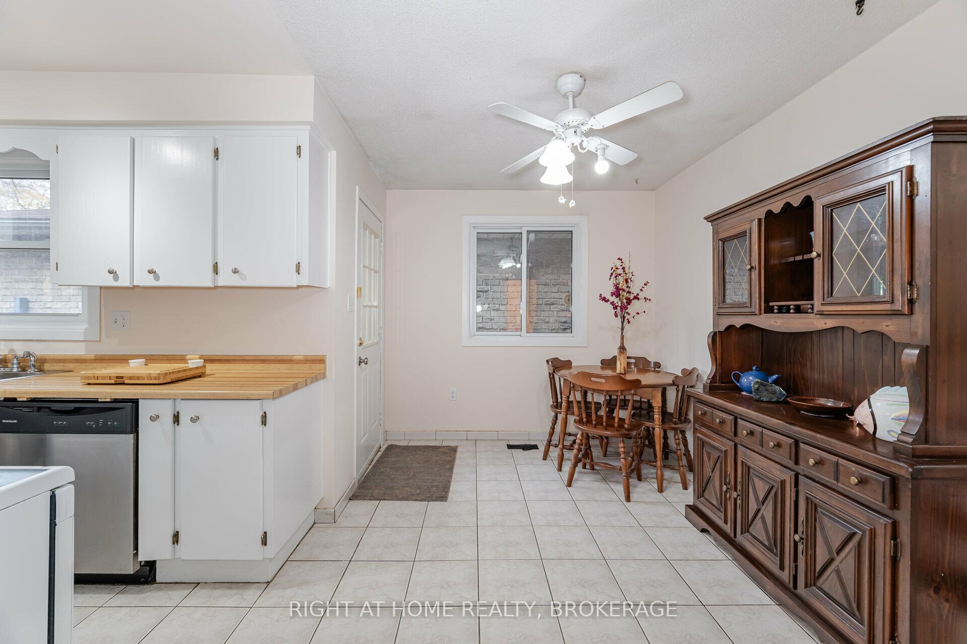 Photo 11 of 51 Monteagle Court, Hamilton, Gurnett — HOMEH