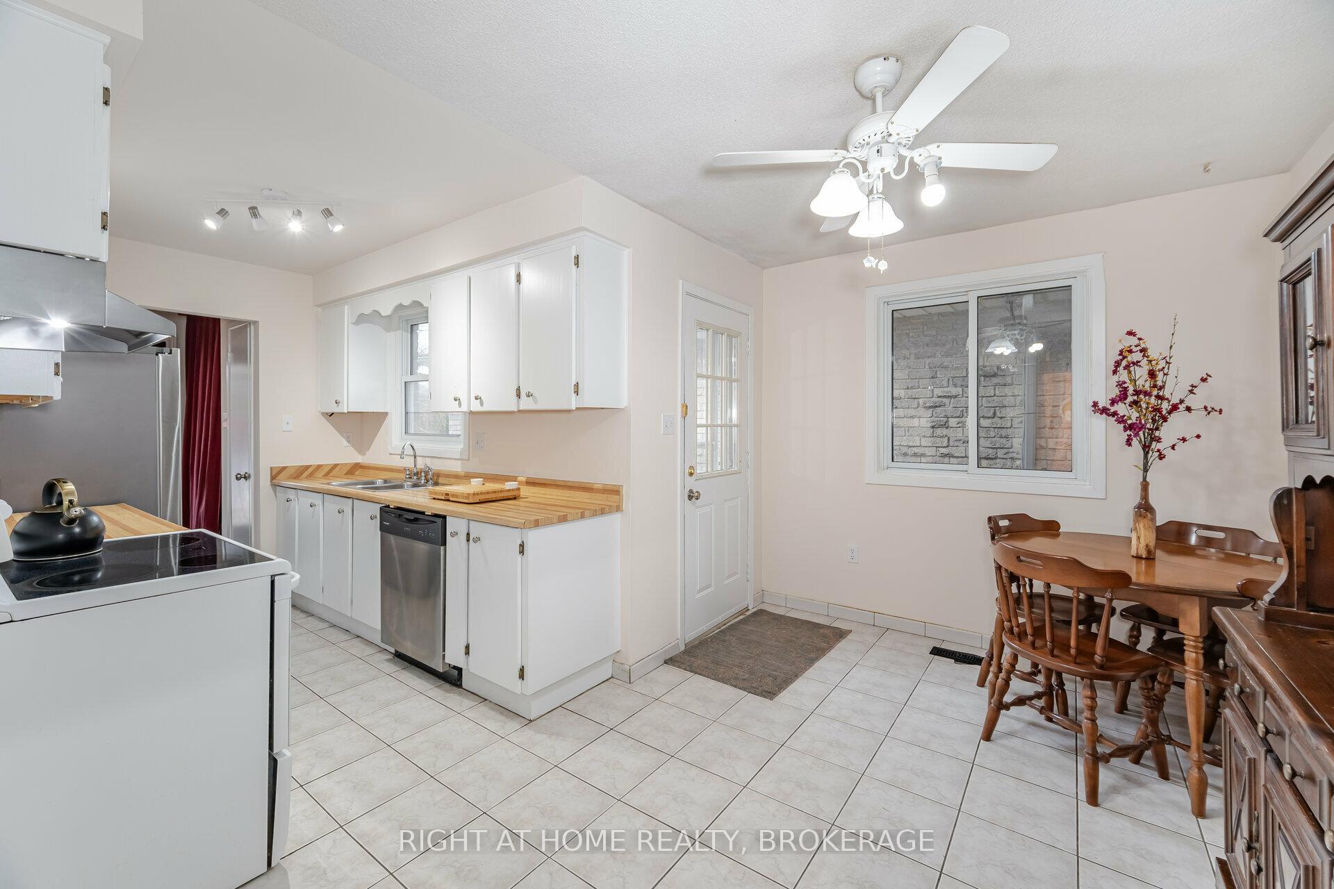 Photo 13 of 51 Monteagle Court, Hamilton, Gurnett — HOMEH