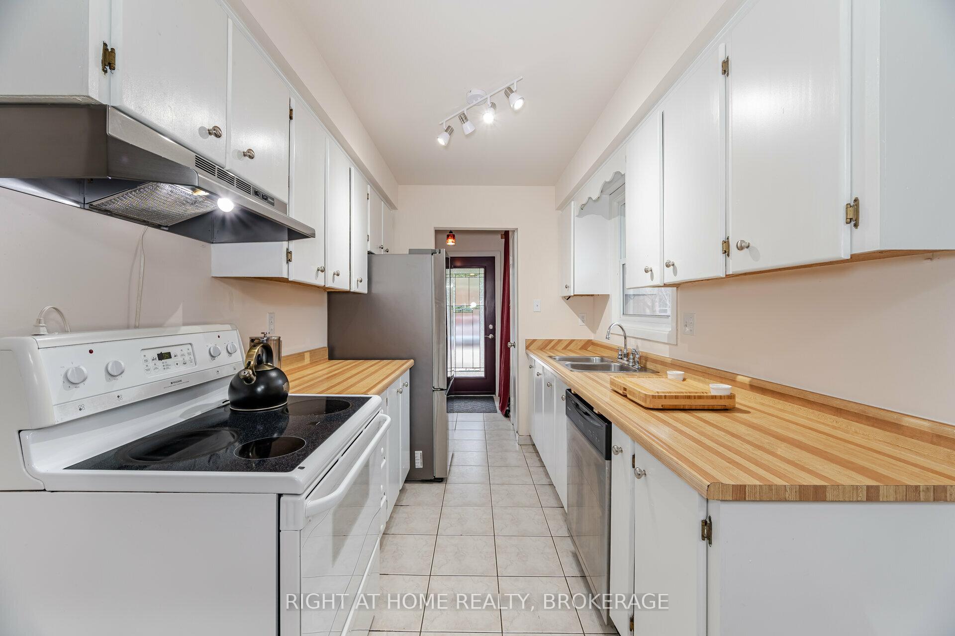 Photo 14 of 51 Monteagle Court, Hamilton, Gurnett — HOMEH