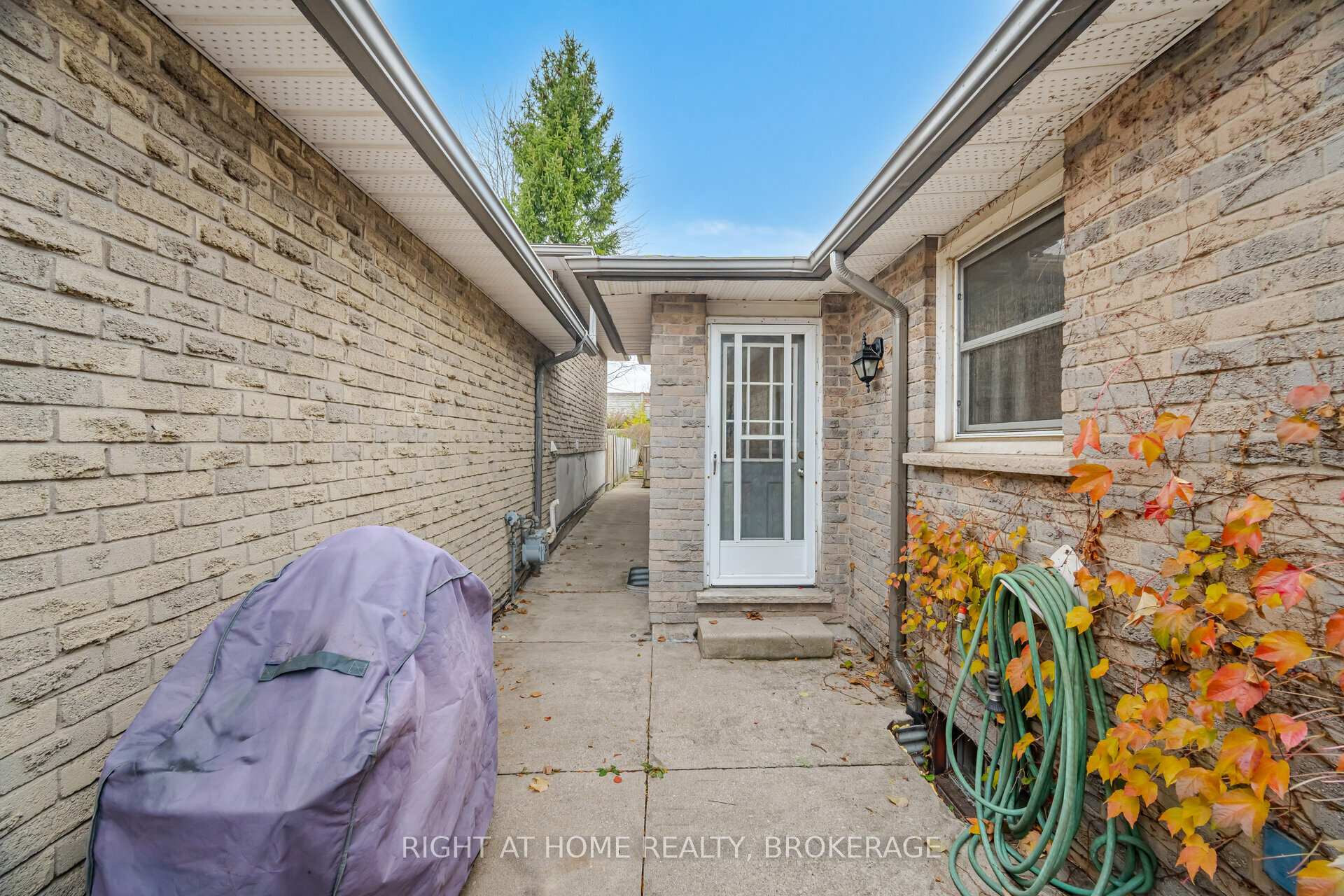 Photo 56 of 51 Monteagle Court, Hamilton, Gurnett — HOMEH