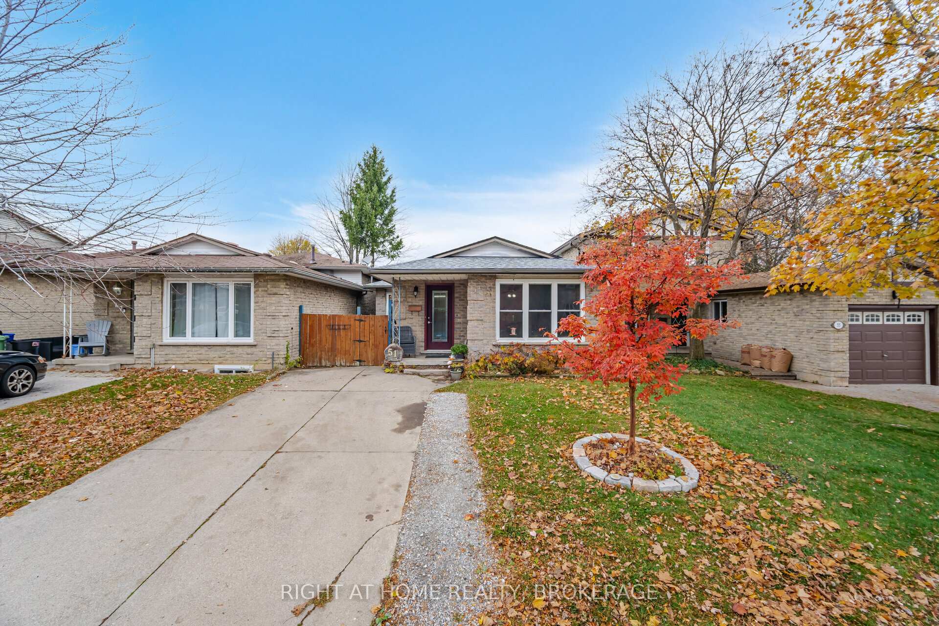 Photo 2 of 51 Monteagle Court, Hamilton, Gurnett — HOMEH