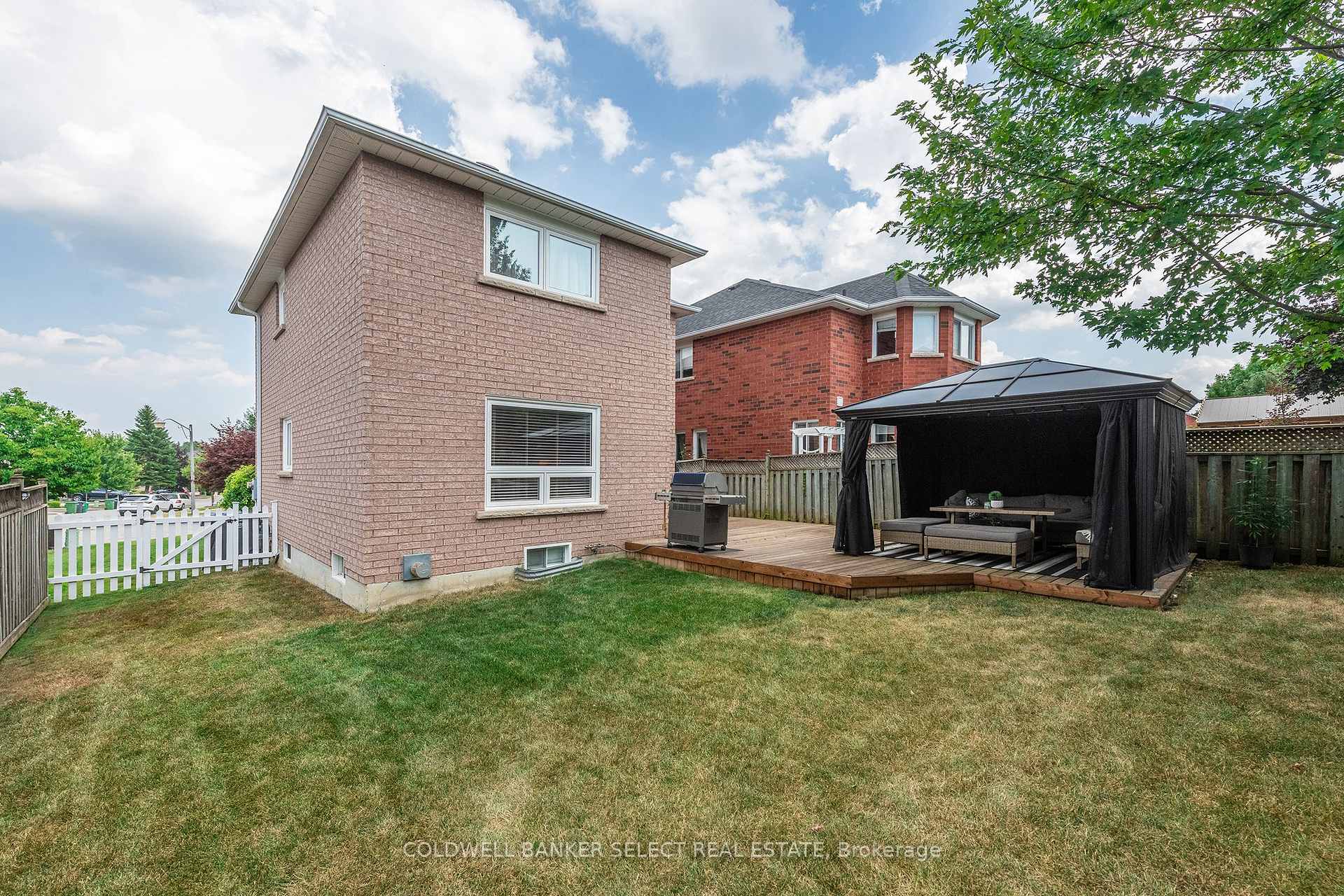 Photo 14 of 51 Country Stroll Crescent, Caledon, Bolton West — HOMEH